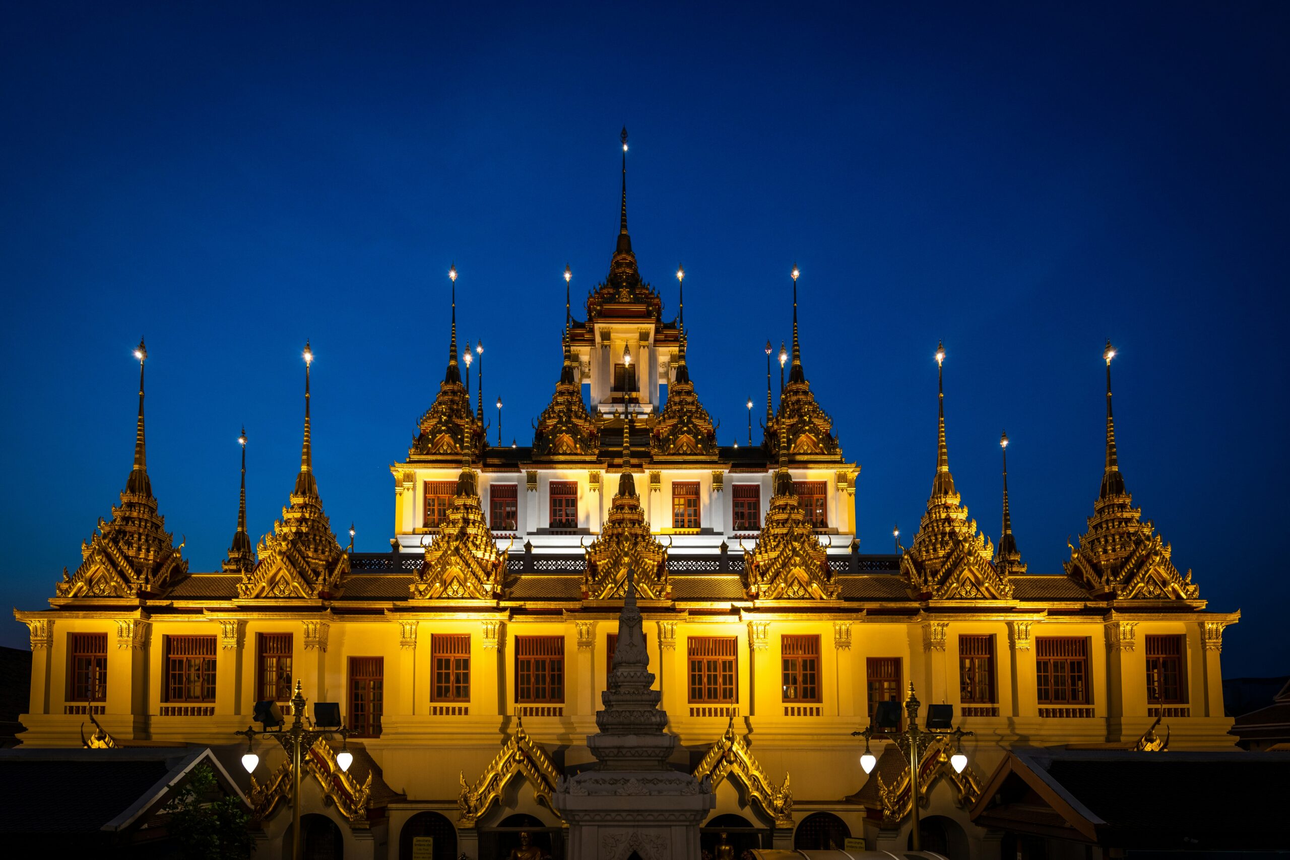 Bangkok Tempel bei Nacht – das Reiseziel dieser Business Class Journey