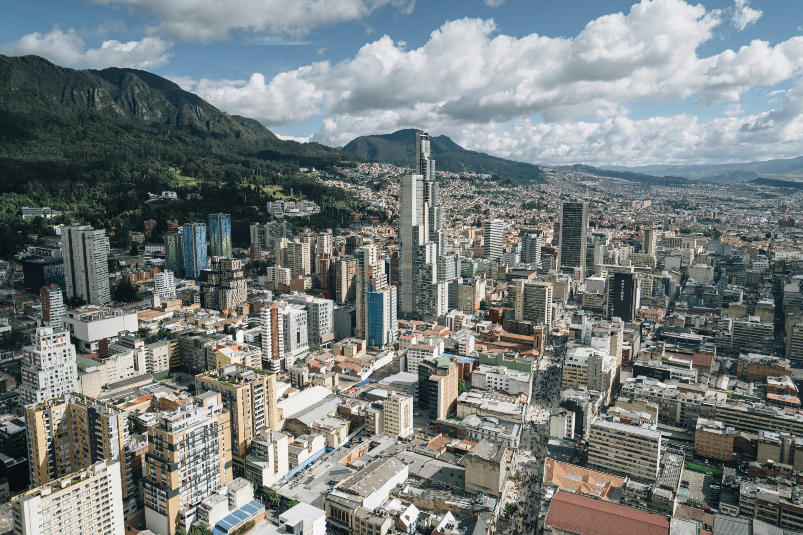 Bogotá, Kolumbien – Stadtpanorama mit Bergen im Hintergrund