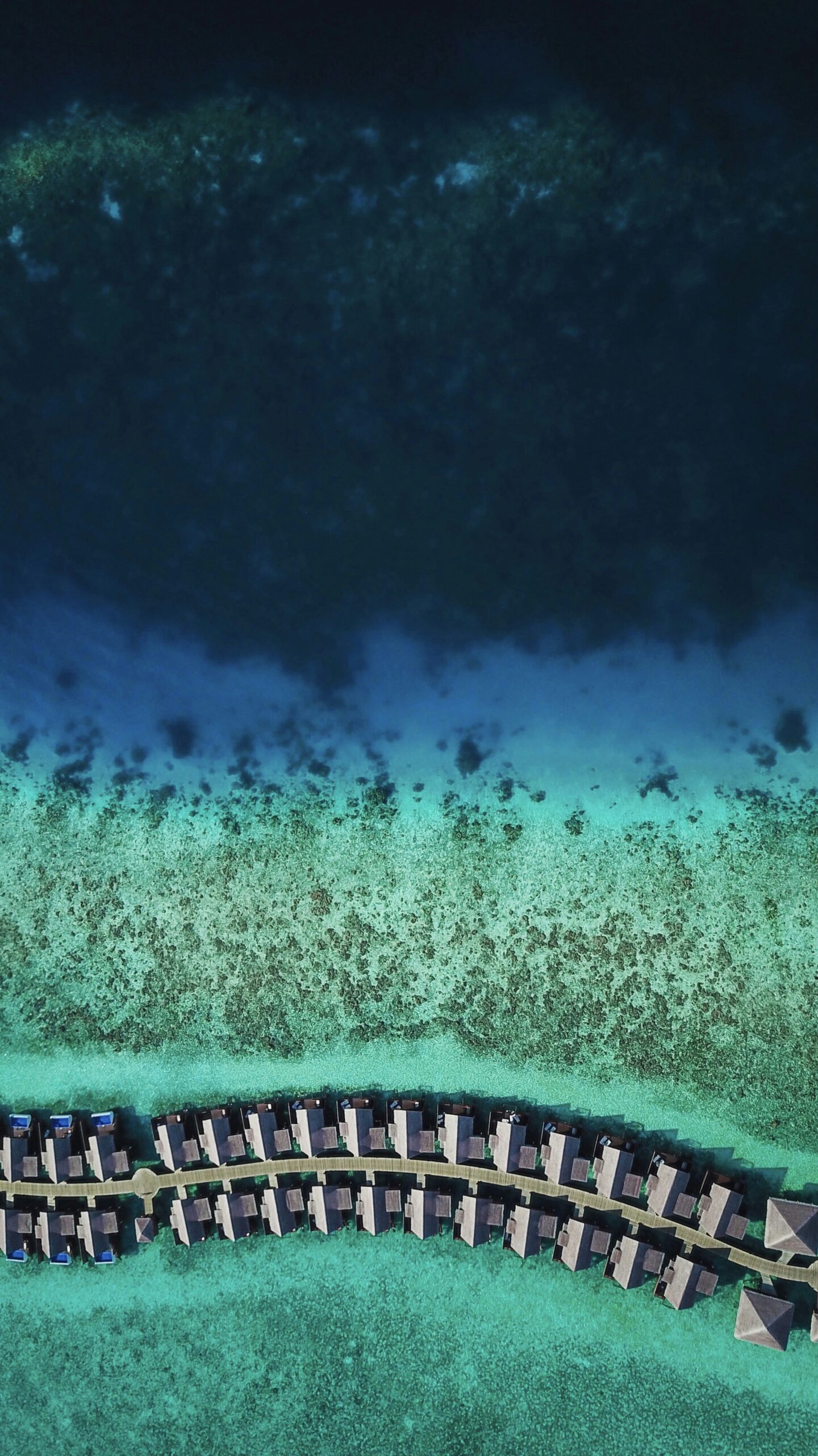 Luftaufnahme einer Malediven-Insel mit türkisblauem Wasser