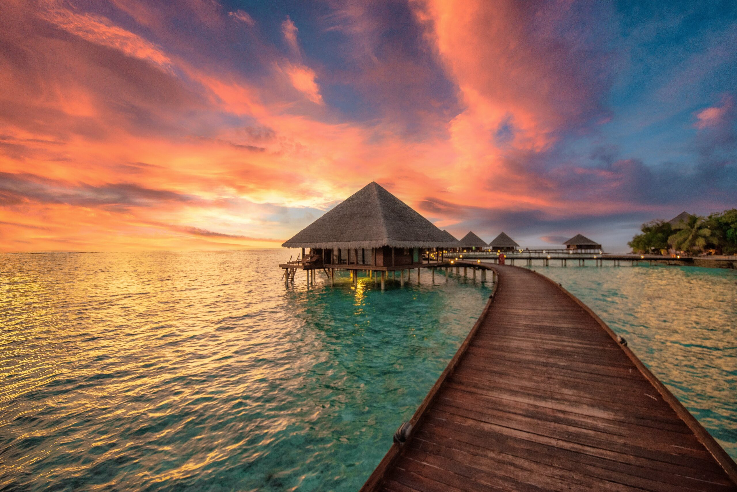 Overwater Villa auf den Malediven bei Sonnenuntergang