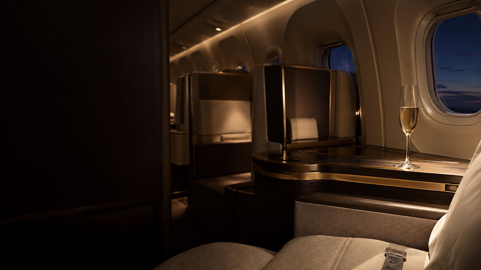 Leere Business-Class-Suite mit Champagnerglas im warmen Abendlicht