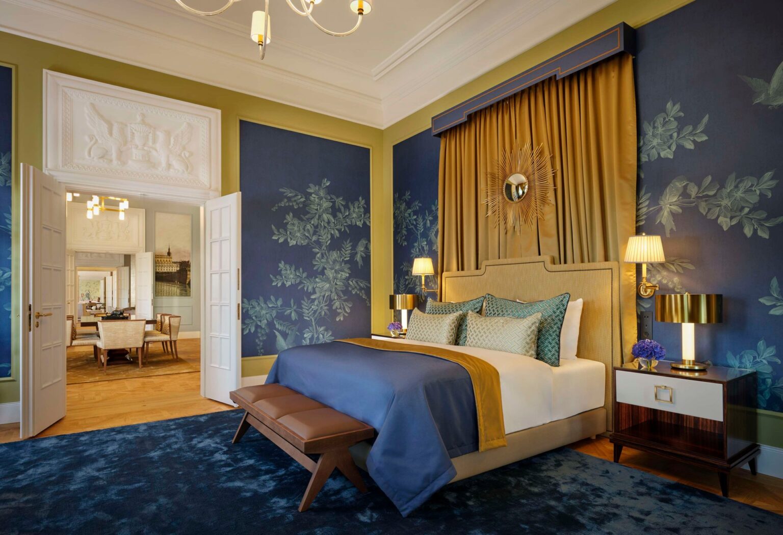Schlafzimmer der Royal Suite mit Durchblick in den Salon