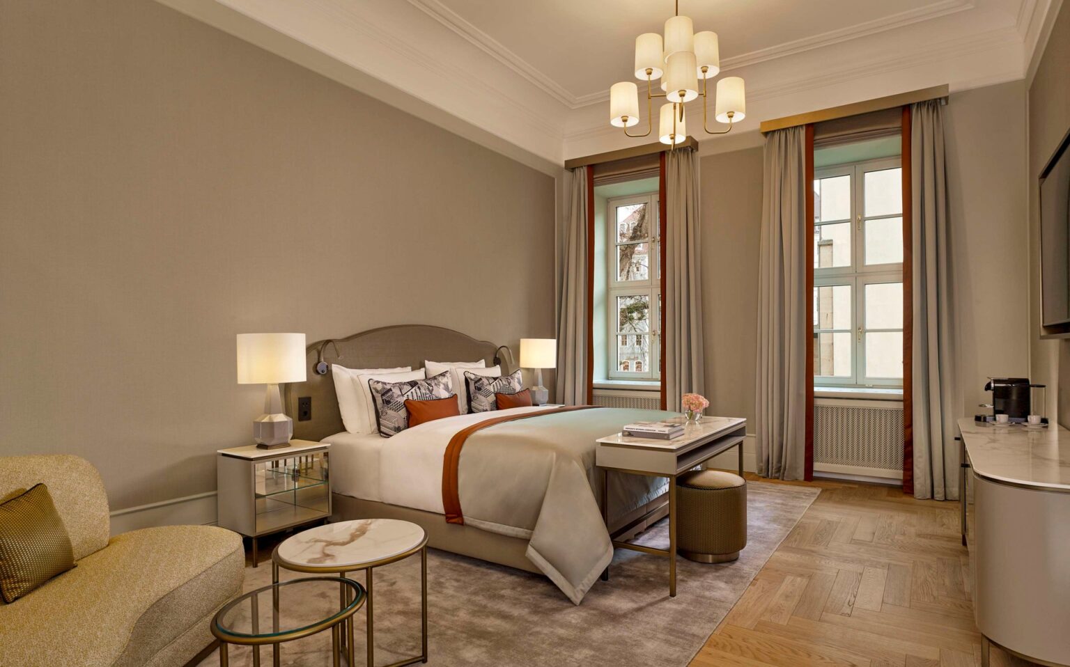 Grand Palais Zimmer mit hohen Decken und Fischgrätparkett