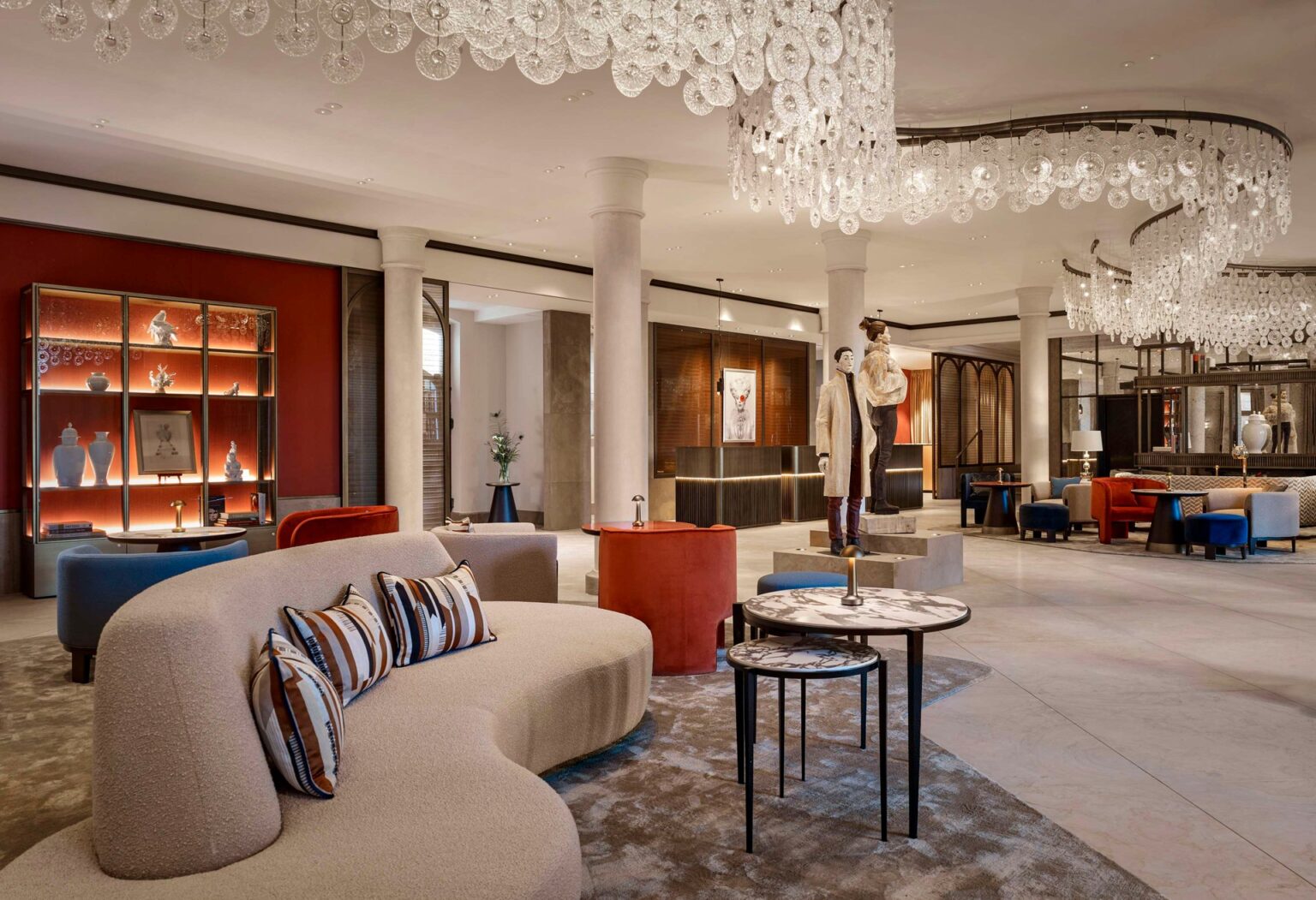 Die neu gestaltete Lobby mit Glaslüstern und Lounge