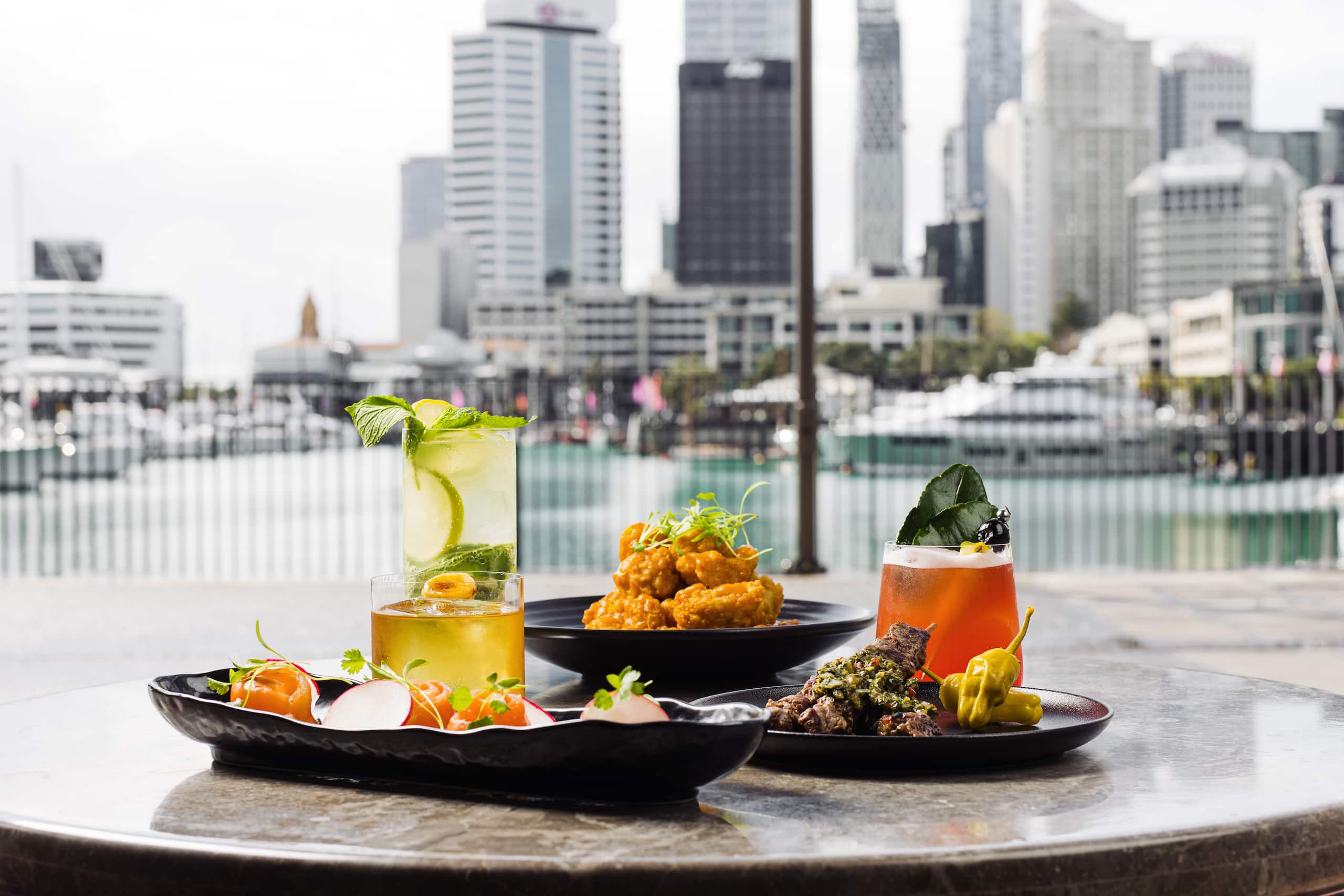 Captain’s Bar: Cocktails und Tapas mit Blick auf Marina und Skyline