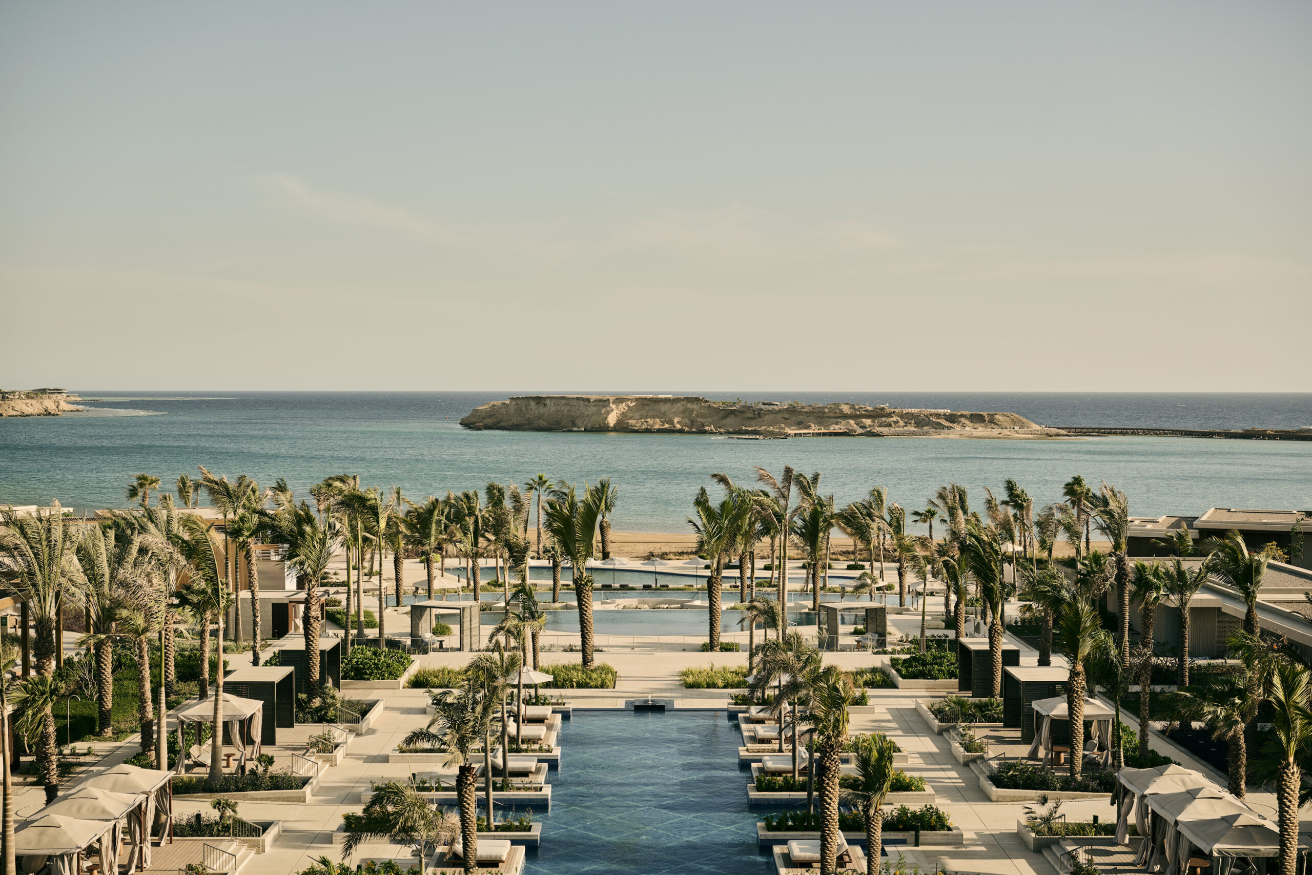 Four Seasons Resort and Residences AMAALA at Triple Bay – Blick über Palmenallee und Pools des Resorts aufs Rote Meer