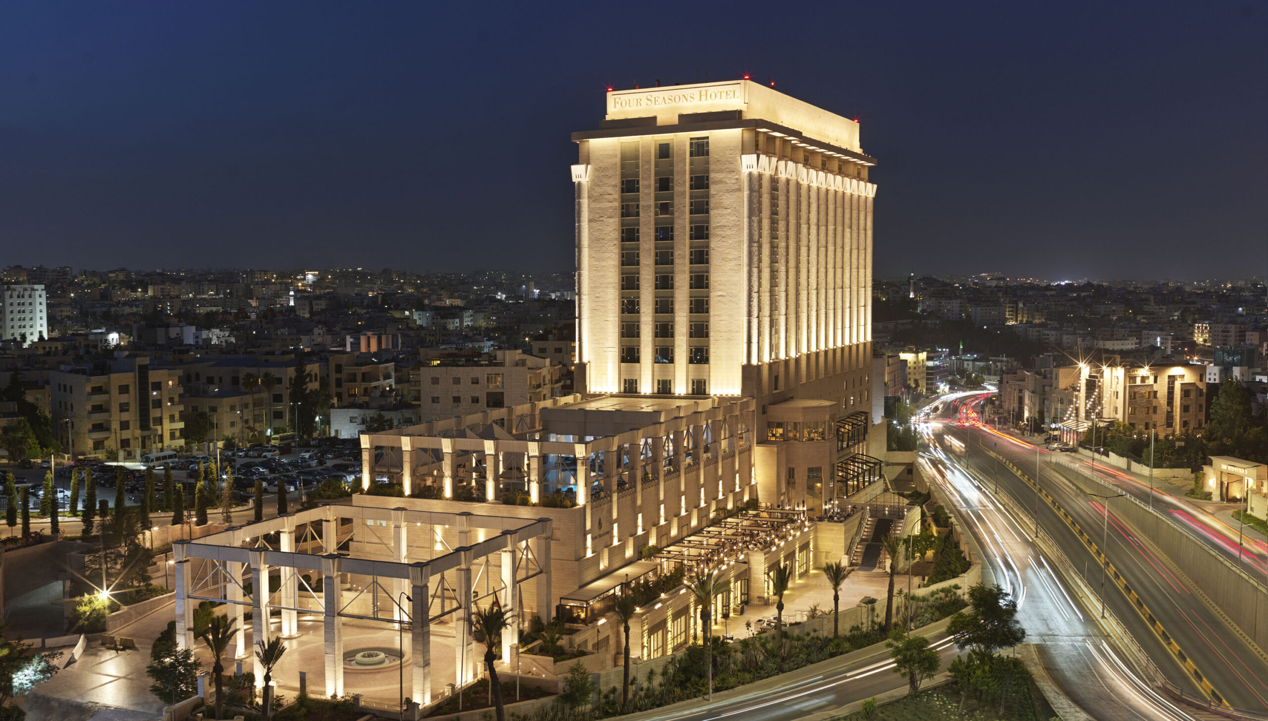 Four Seasons Hotel Amman – Außenansicht des Hotels bei Nacht