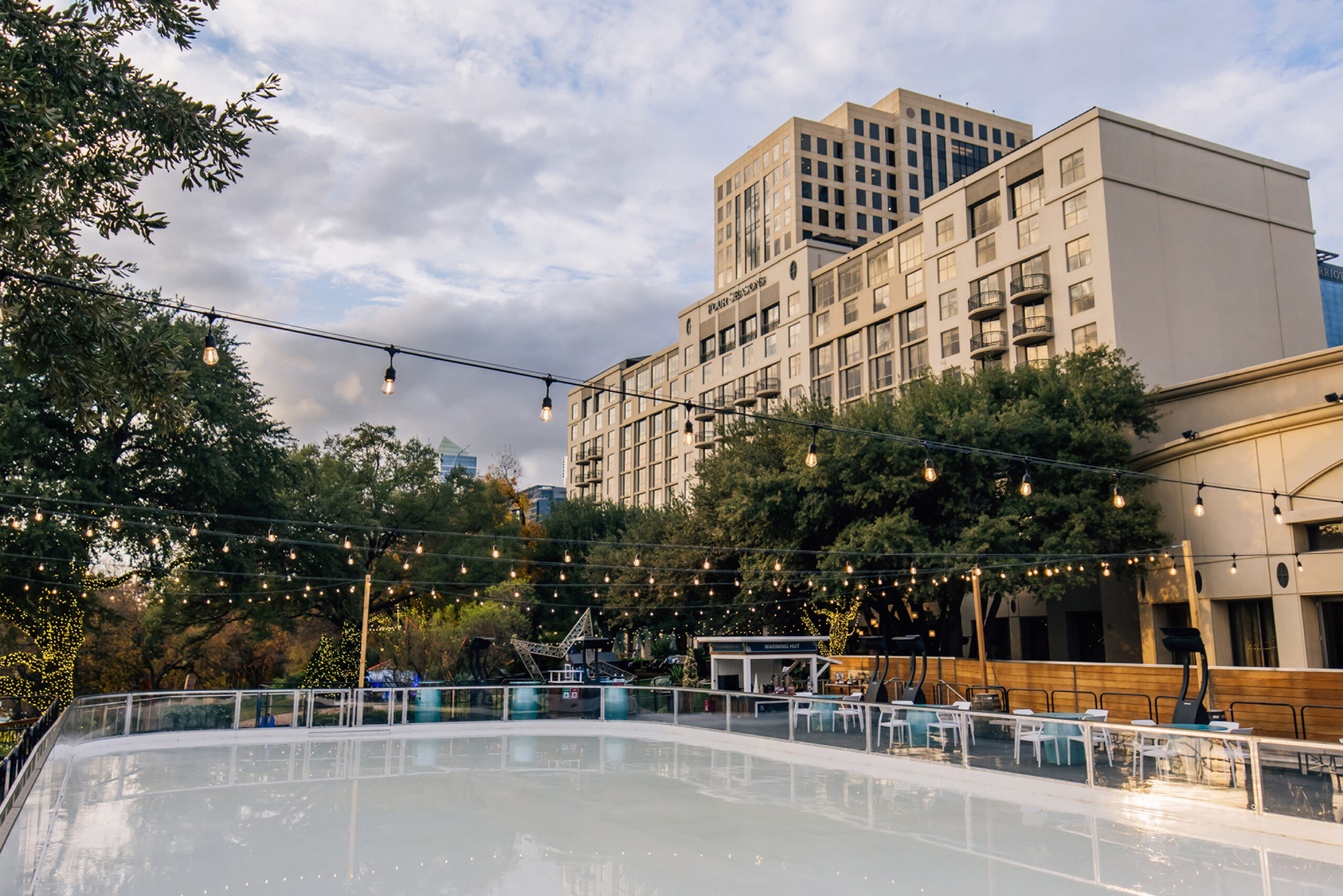 Four Seasons Hotel Austin – Außenansicht des Hotels mit Terrasse