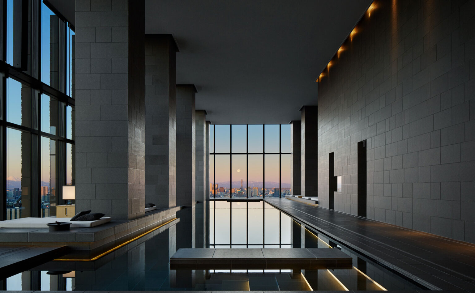 Pool des Aman Spa in der Dämmerung