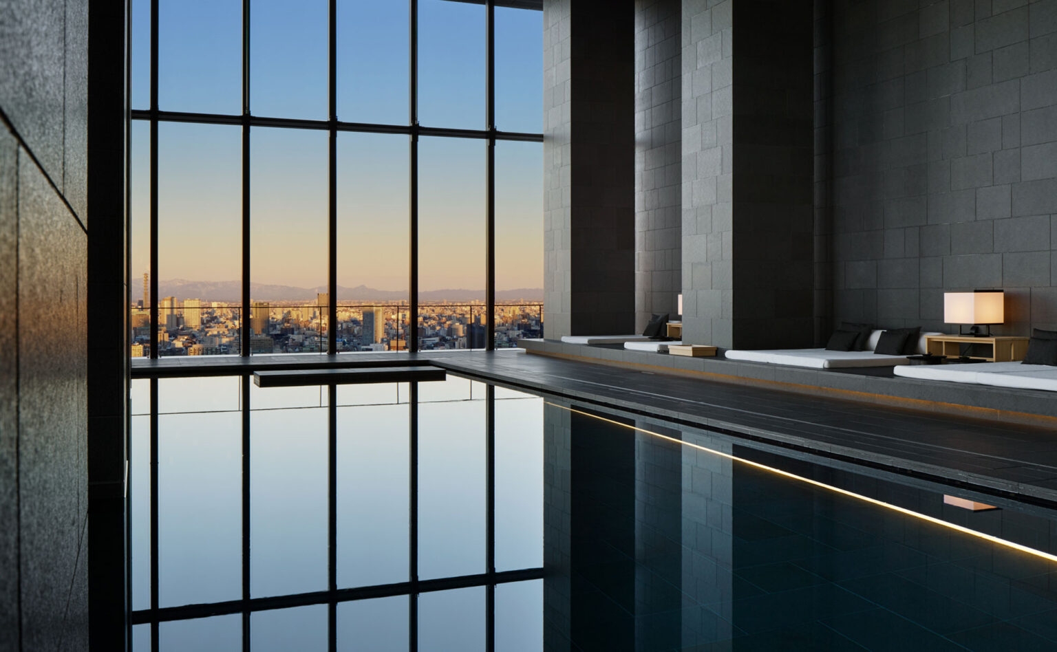 Pool mit Blick auf die Skyline