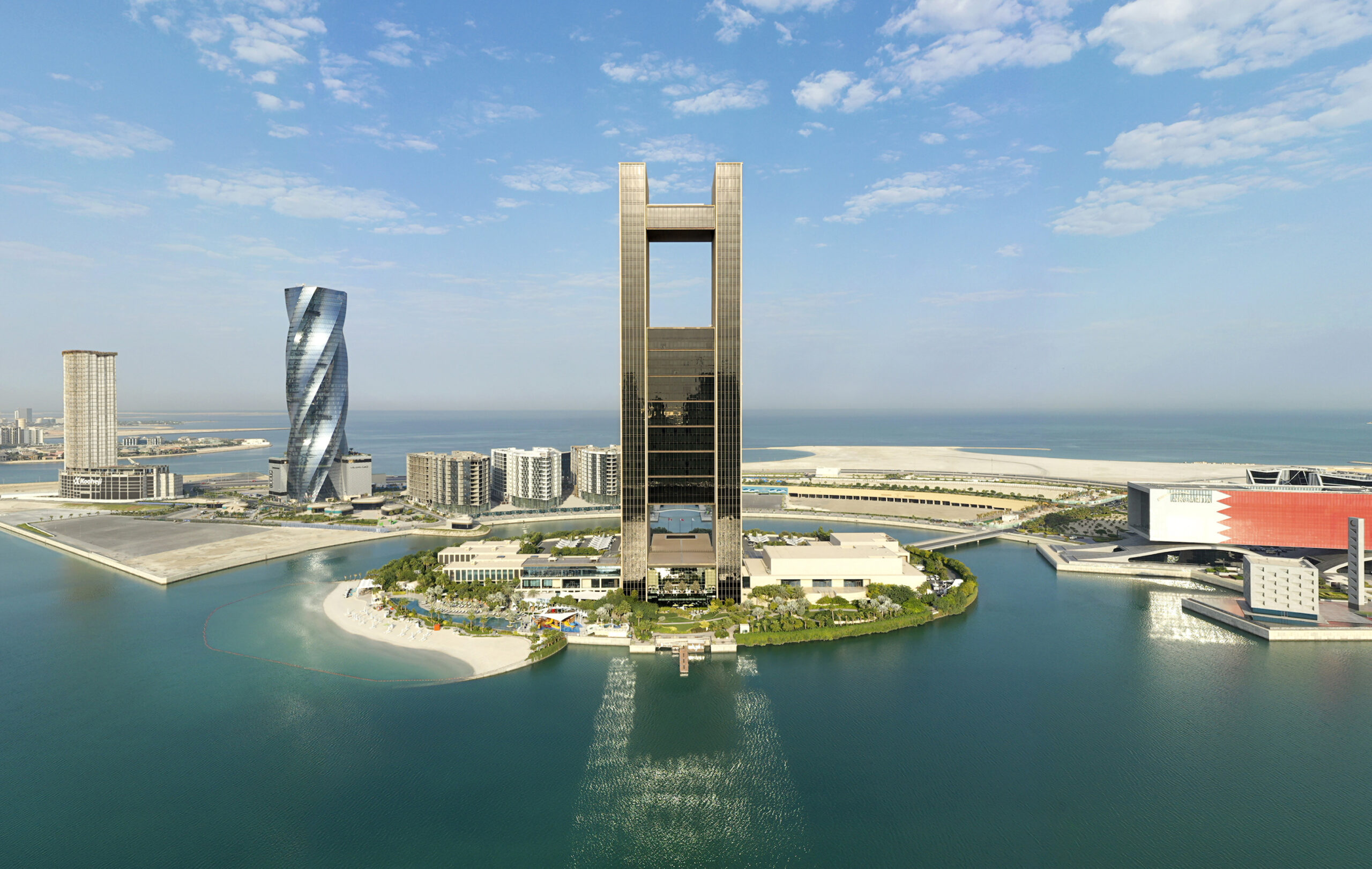 Four Seasons Hotel Bahrain Bay – Luftaufnahme: Hotelturm auf eigener Insel in der Bahrain Bay