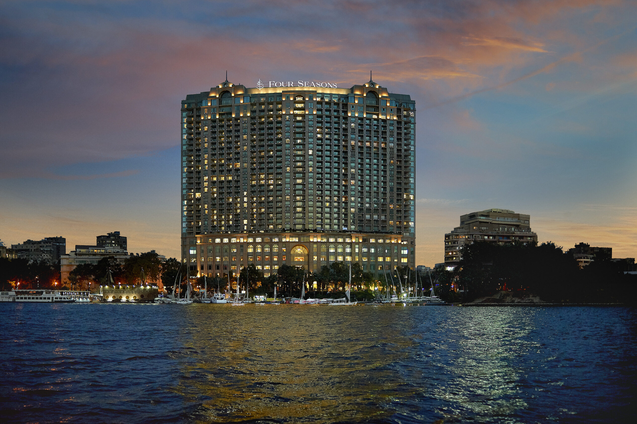 Four Seasons Hotel Cairo at Nile Plaza – Hotel am Nilufer in der Abenddämmerung