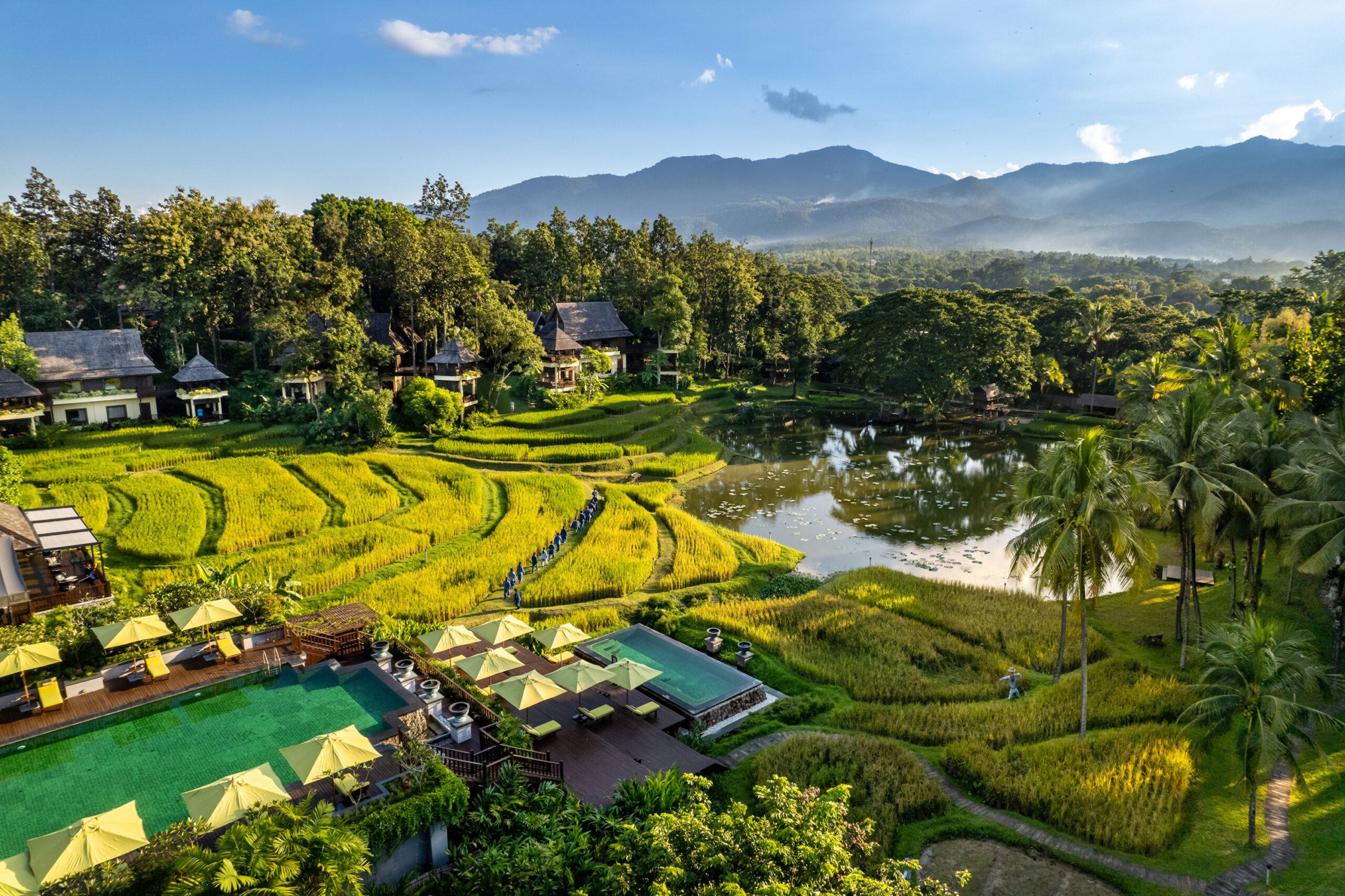 Four Seasons Resort Chiang Mai – Luftaufnahme: Resort zwischen Reisfeldern und Bergen