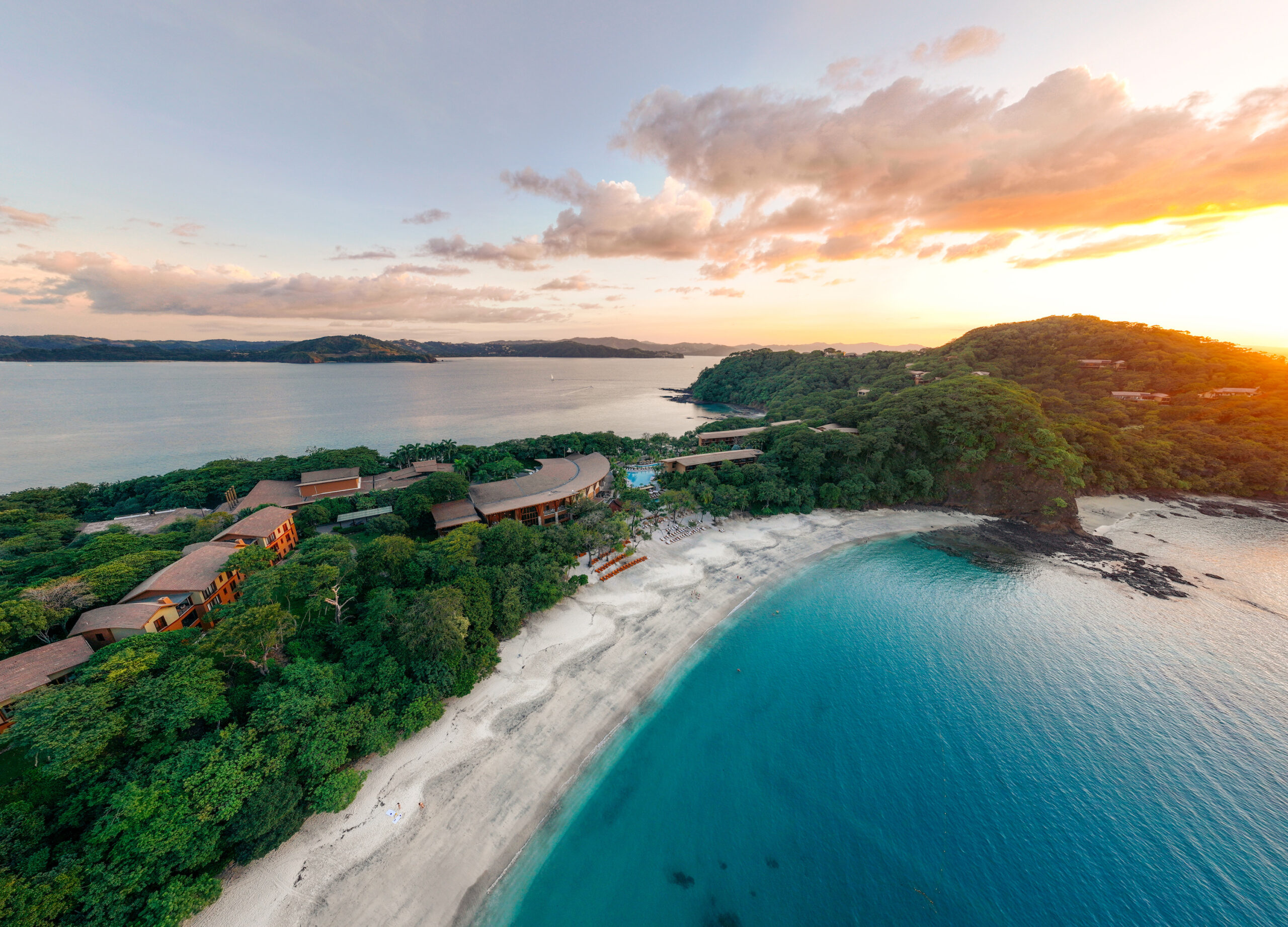 Four Seasons Resort Peninsula Papagayo – Luftaufnahme der Halbinsel Papagayo bei Sonnenuntergang