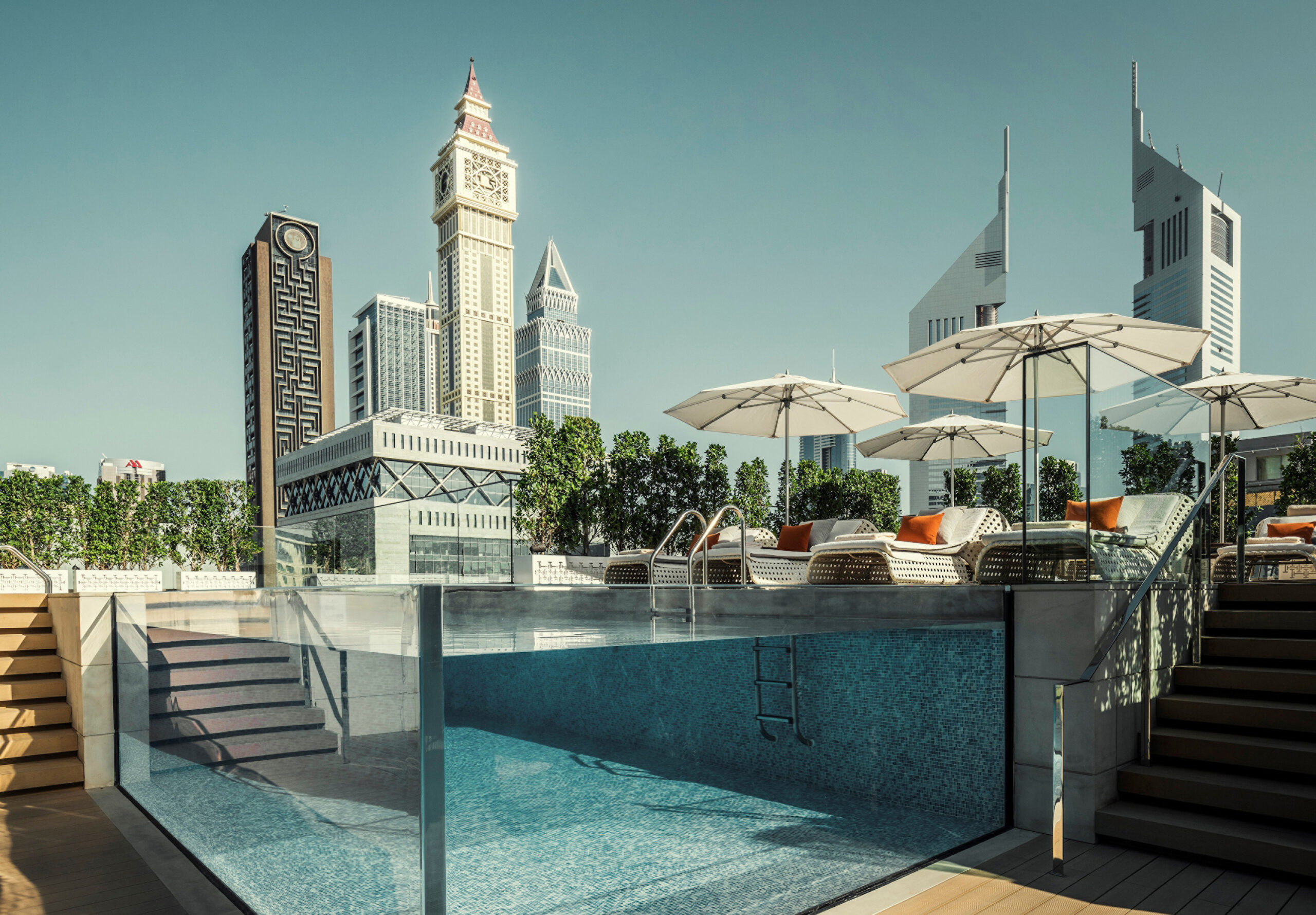 Four Seasons Hotel Dubai International Financial Centre – Rooftop-Pool mit Blick auf die DIFC-Skyline