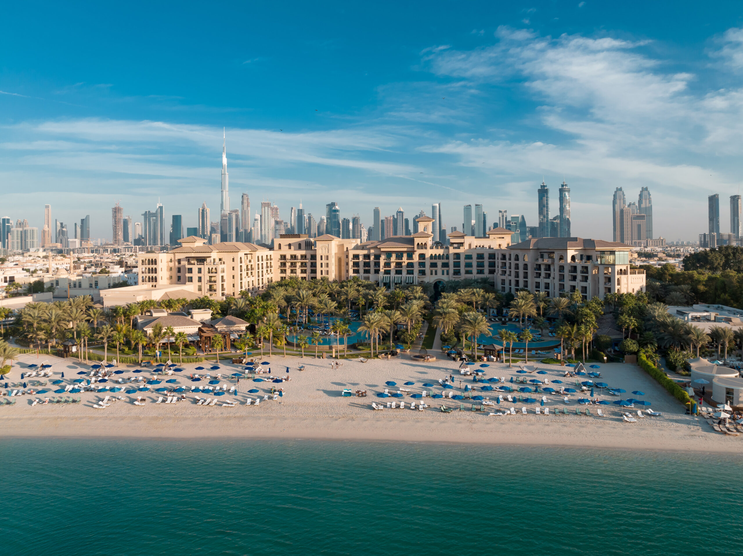 Four Seasons Resort Dubai at Jumeirah Beach – Luftaufnahme: Resort am Strand mit Skyline und Burj Khalifa