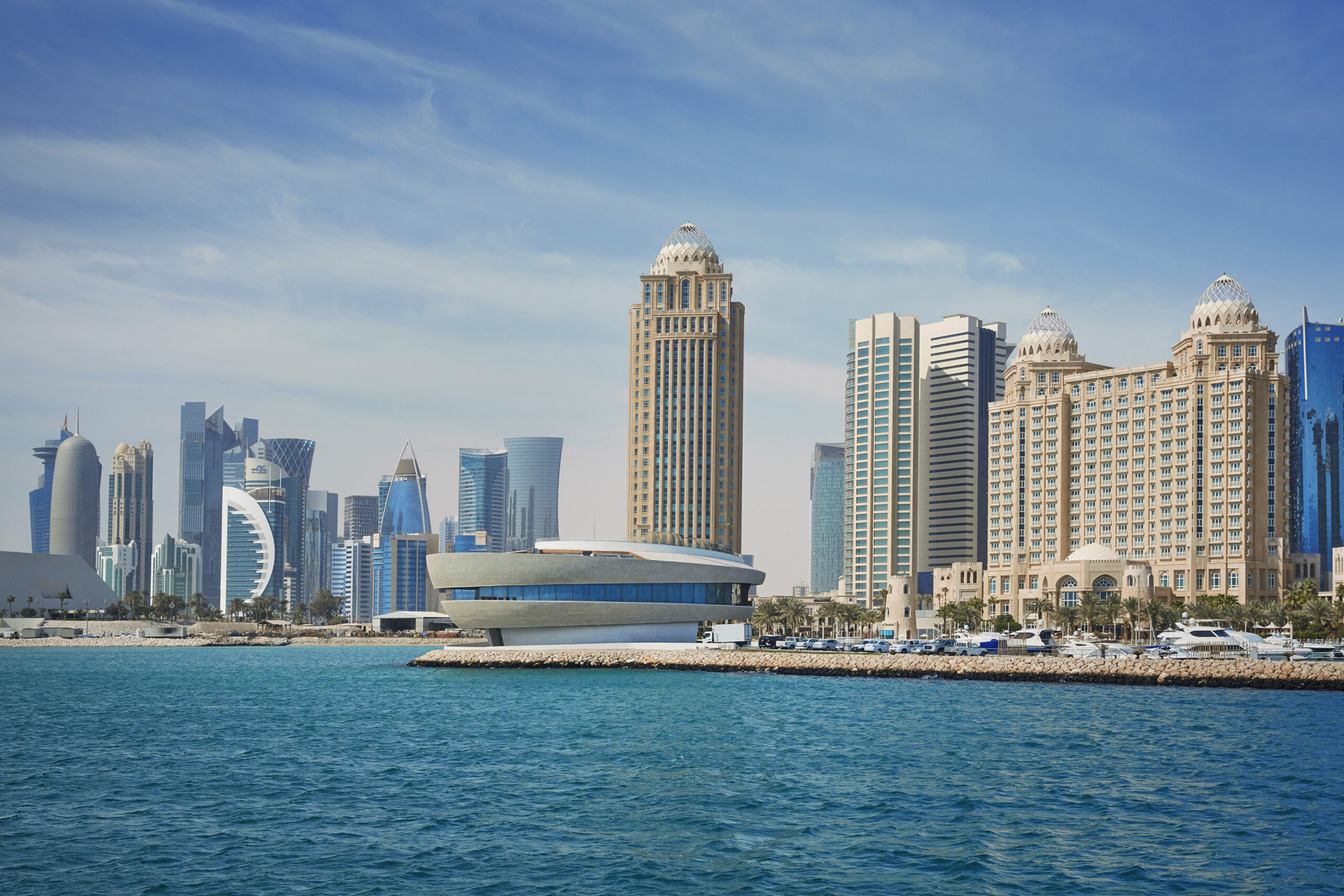 Four Seasons Hotel Doha – Hotel und Skyline vom Wasser aus