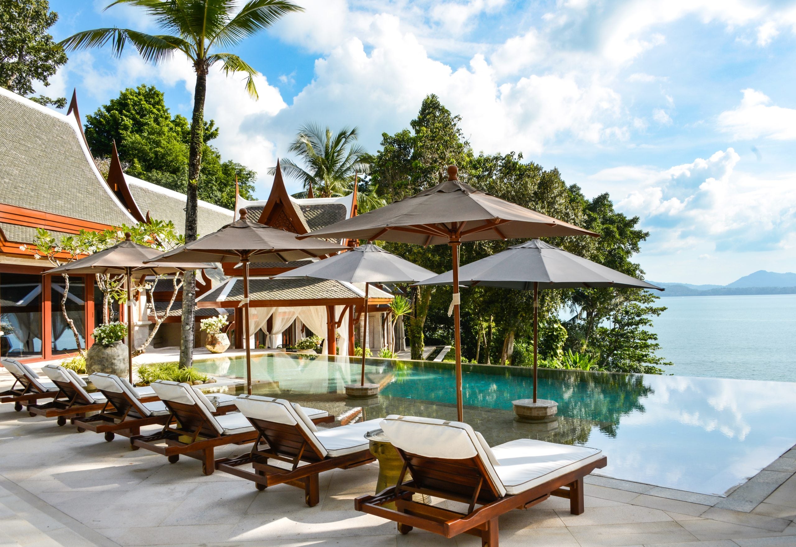 Trisara Villas & Residences Phuket – Pool-Terrasse mit Blick auf die Andamanensee