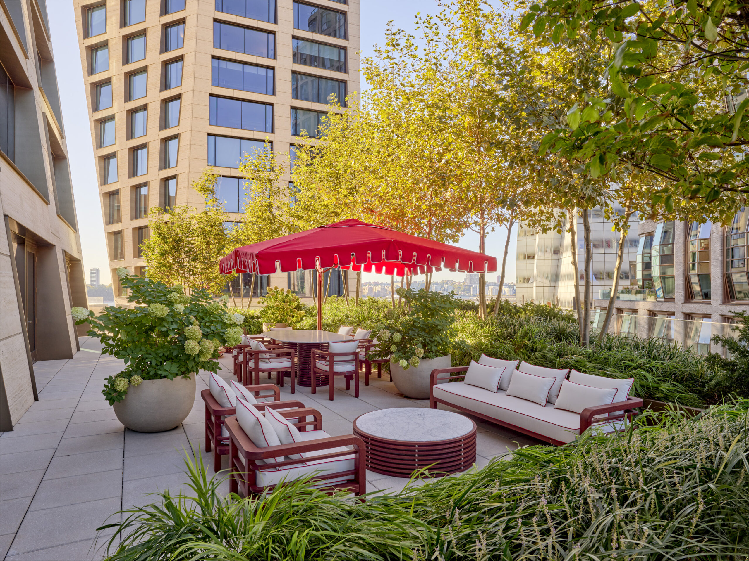 Faena New York – Begrünte Suite-Terrasse vor den Hoteltürmen