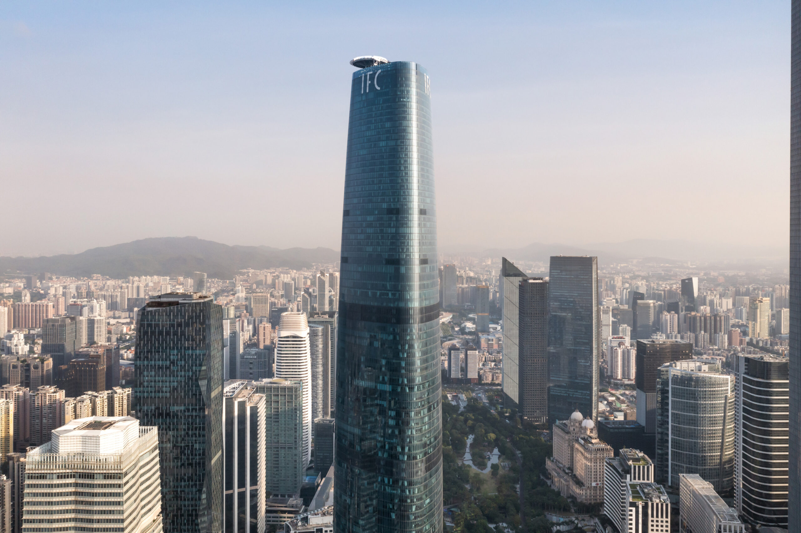 Four Seasons Guangzhou – IFC-Turm mit Hotel über der Skyline von Guangzhou