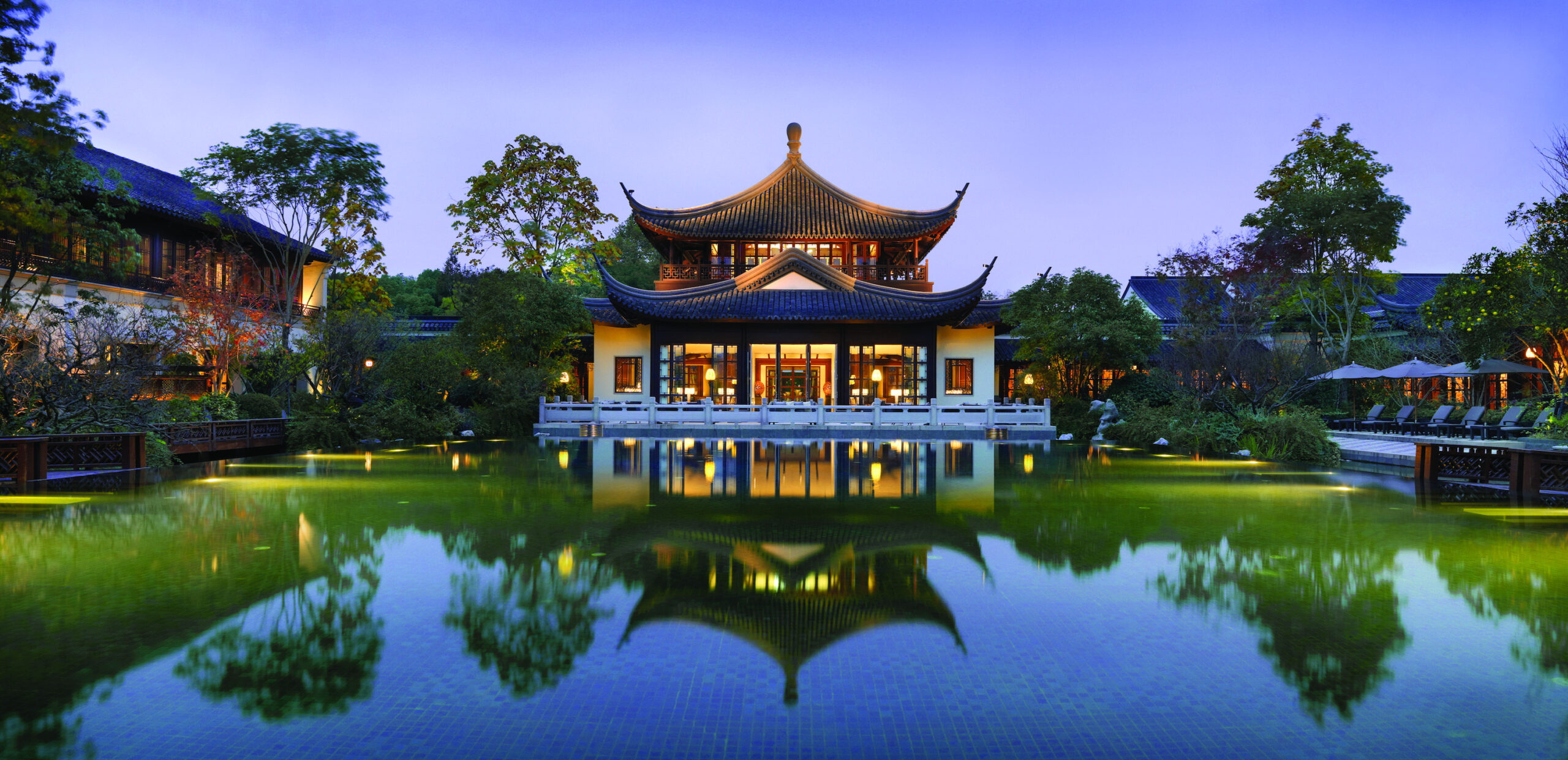 Four Seasons Hotel Hangzhou at West Lake – Pavillon am Lotusteich in der Abenddämmerung