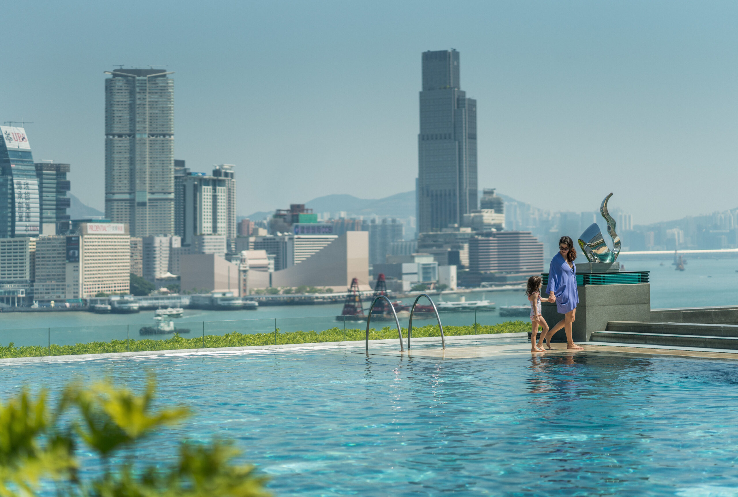 Four Seasons Hotel Hong Kong – Rooftop-Pool mit Blick auf Victoria Harbour