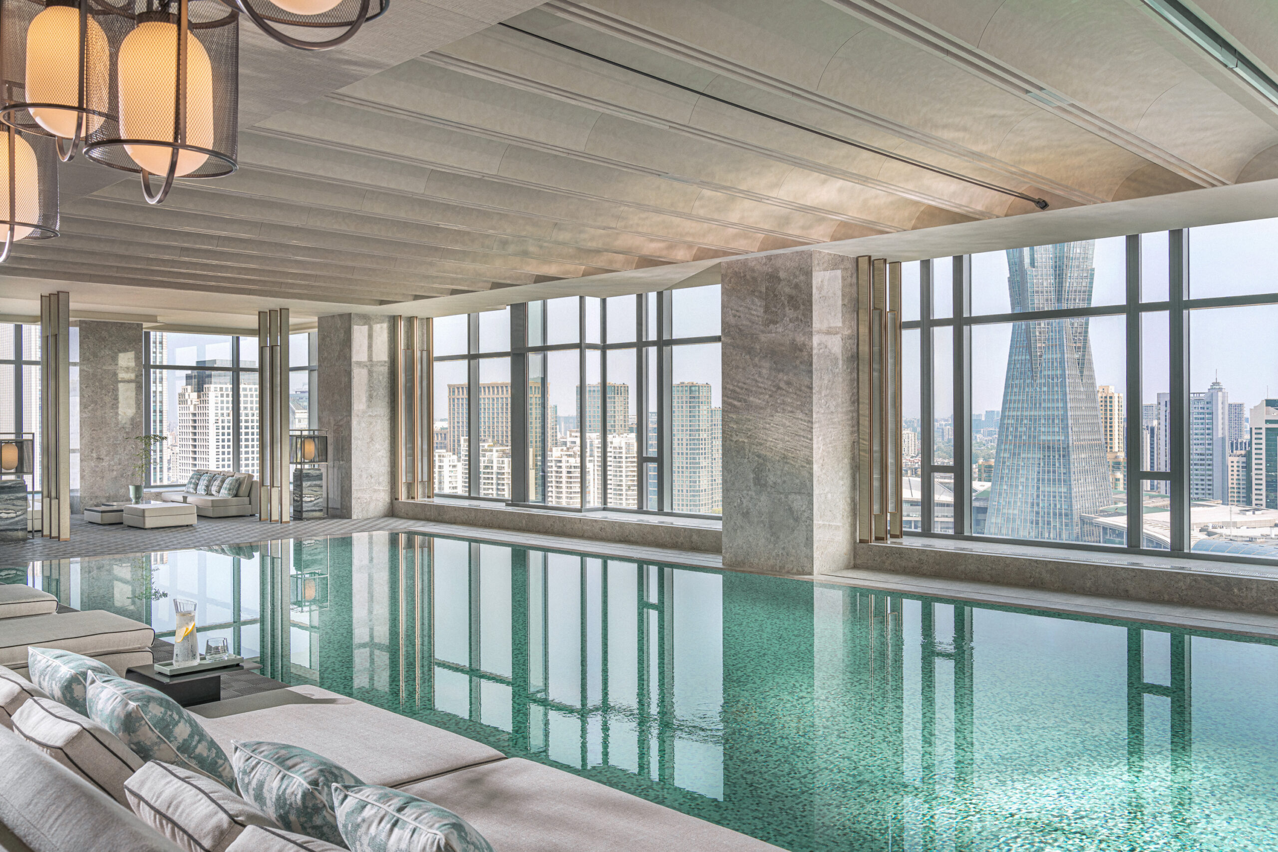 Four Seasons Hotel Hangzhou At Hangzhou Centre – Indoor-Pool mit Panoramablick auf die Stadt