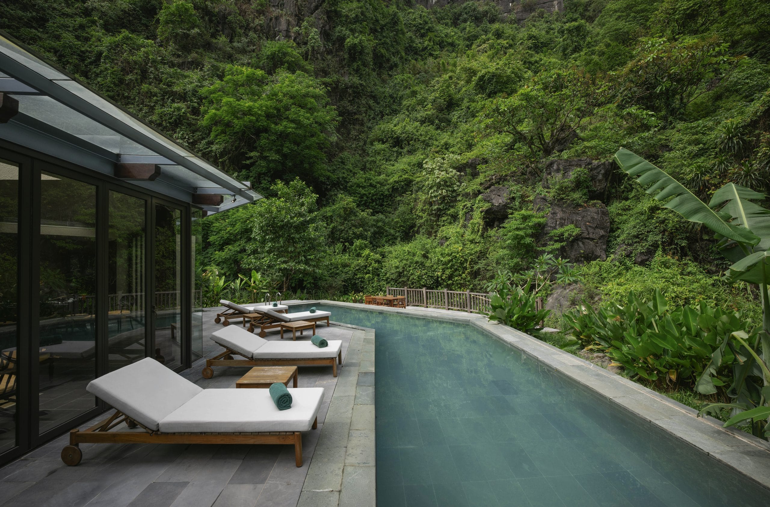 Privater Pool des Hoa Lu House vor der Felswand