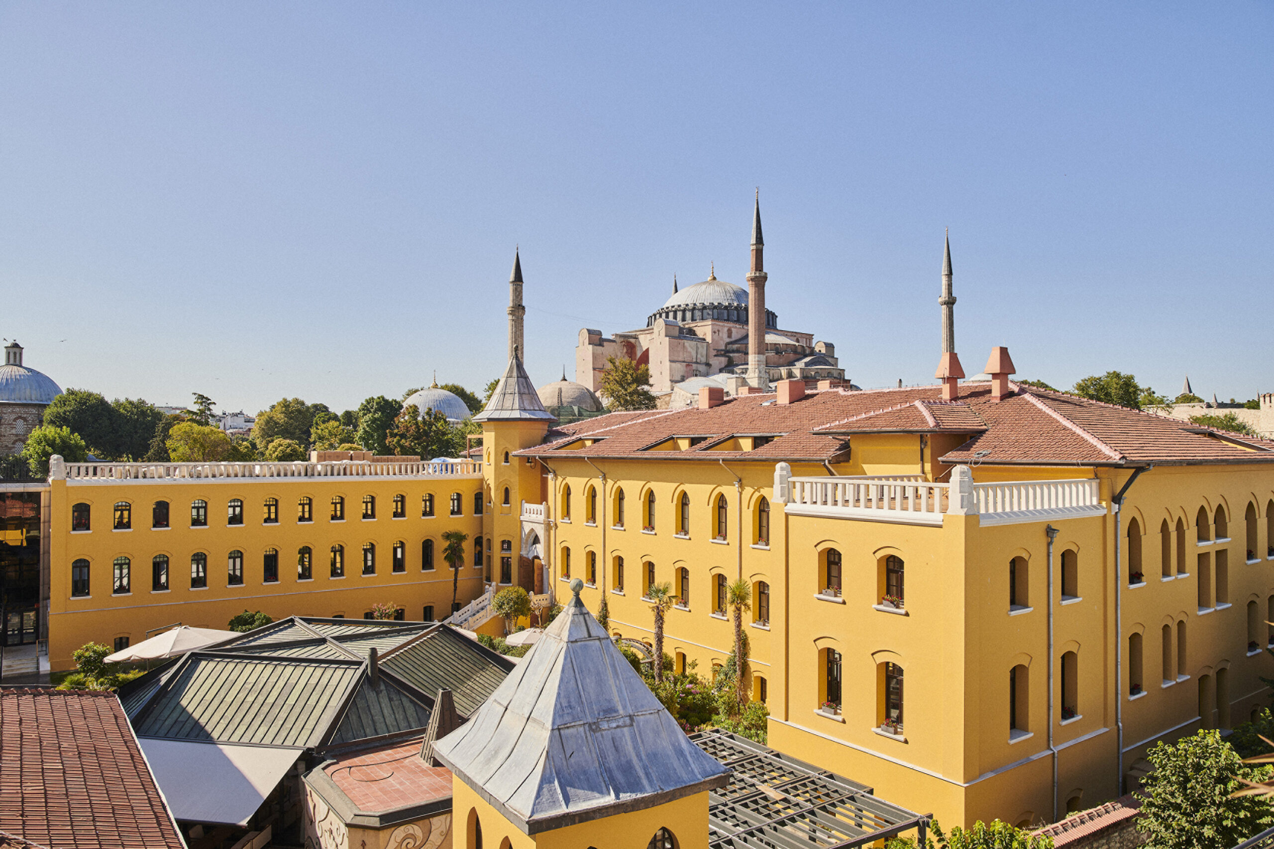 Four Seasons Hotel Istanbul at Sultanahmet - Special Class – Hotelgebäude mit Blick auf die Hagia Sophia