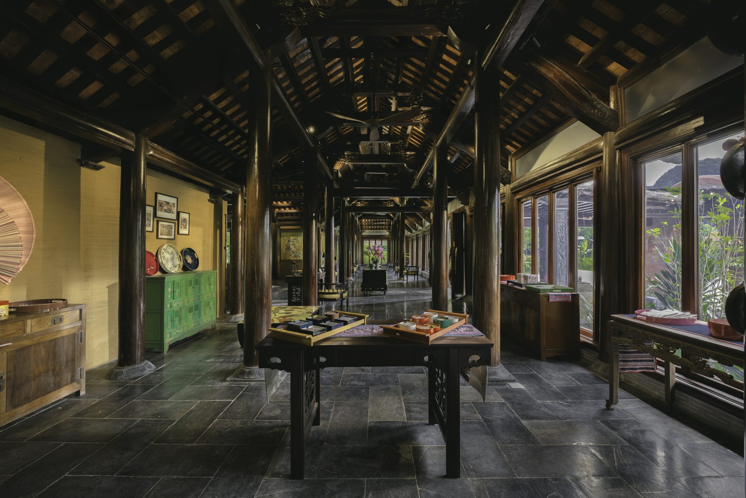 Empfangshalle im restaurierten Holzhaus