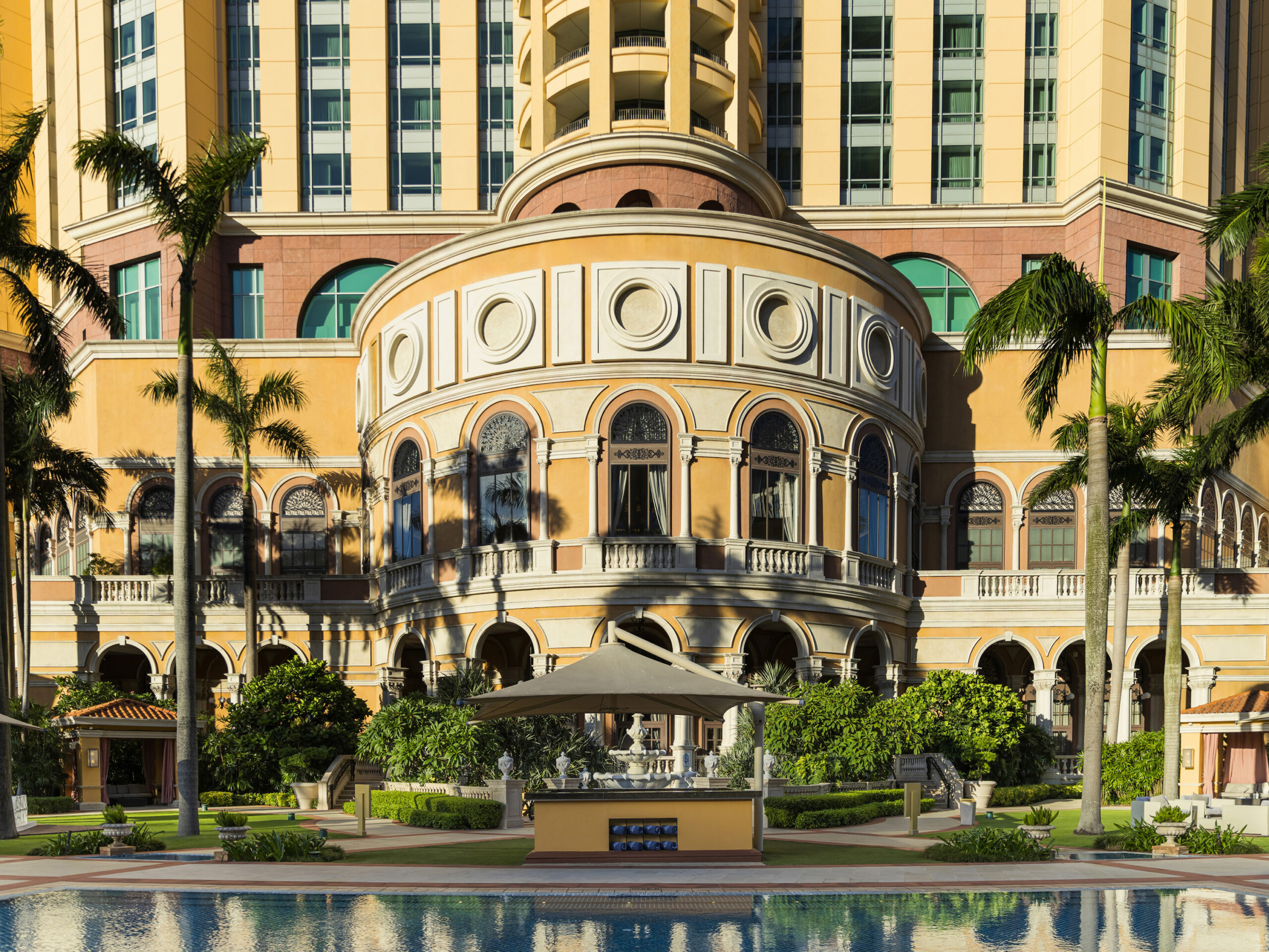 Four Seasons Hotel Macao – Pool mit Hotelfassade und Palmen