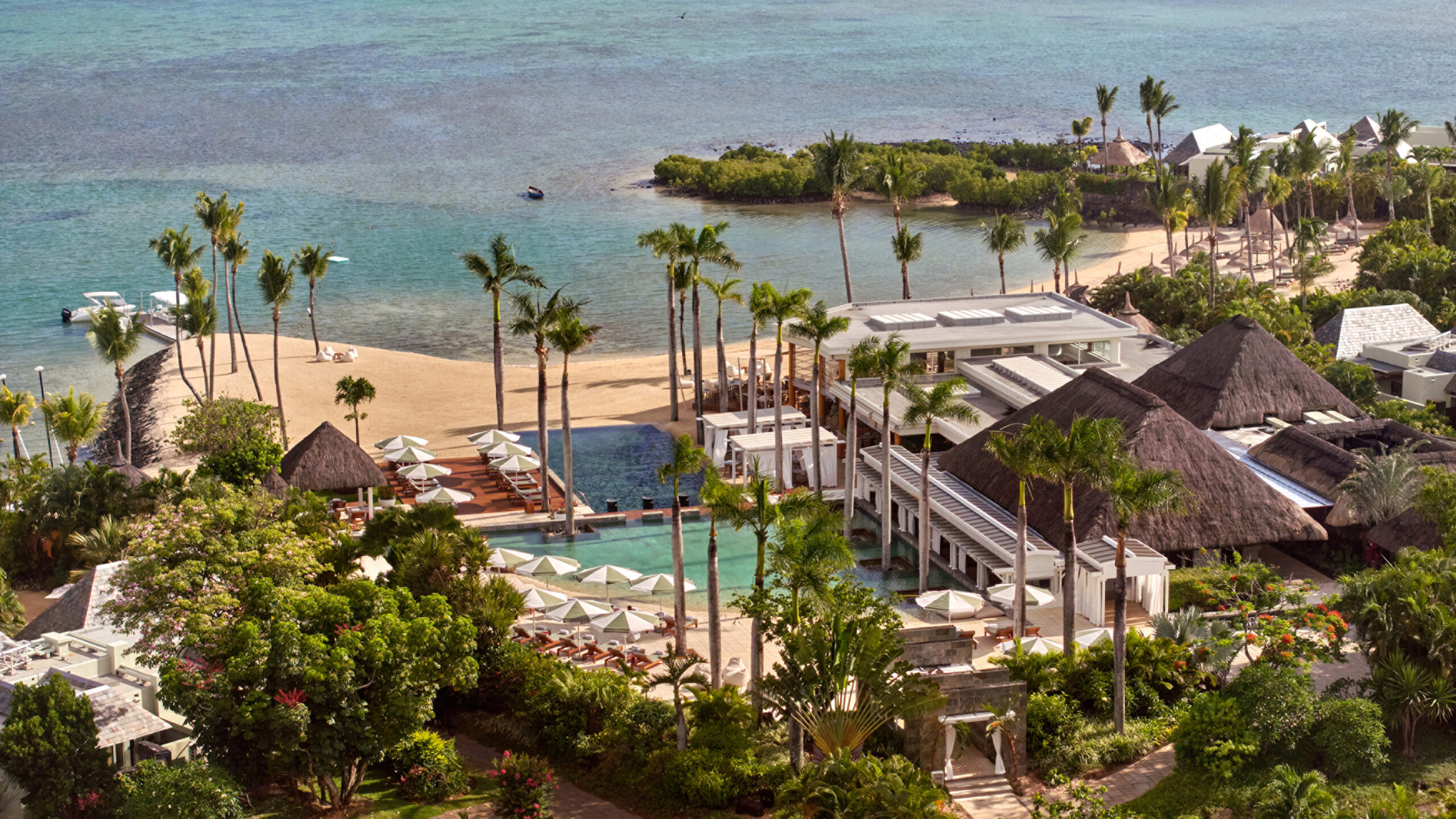Four Seasons Mauritius at Anahita – Luftaufnahme: Resort mit Pools an der Lagune