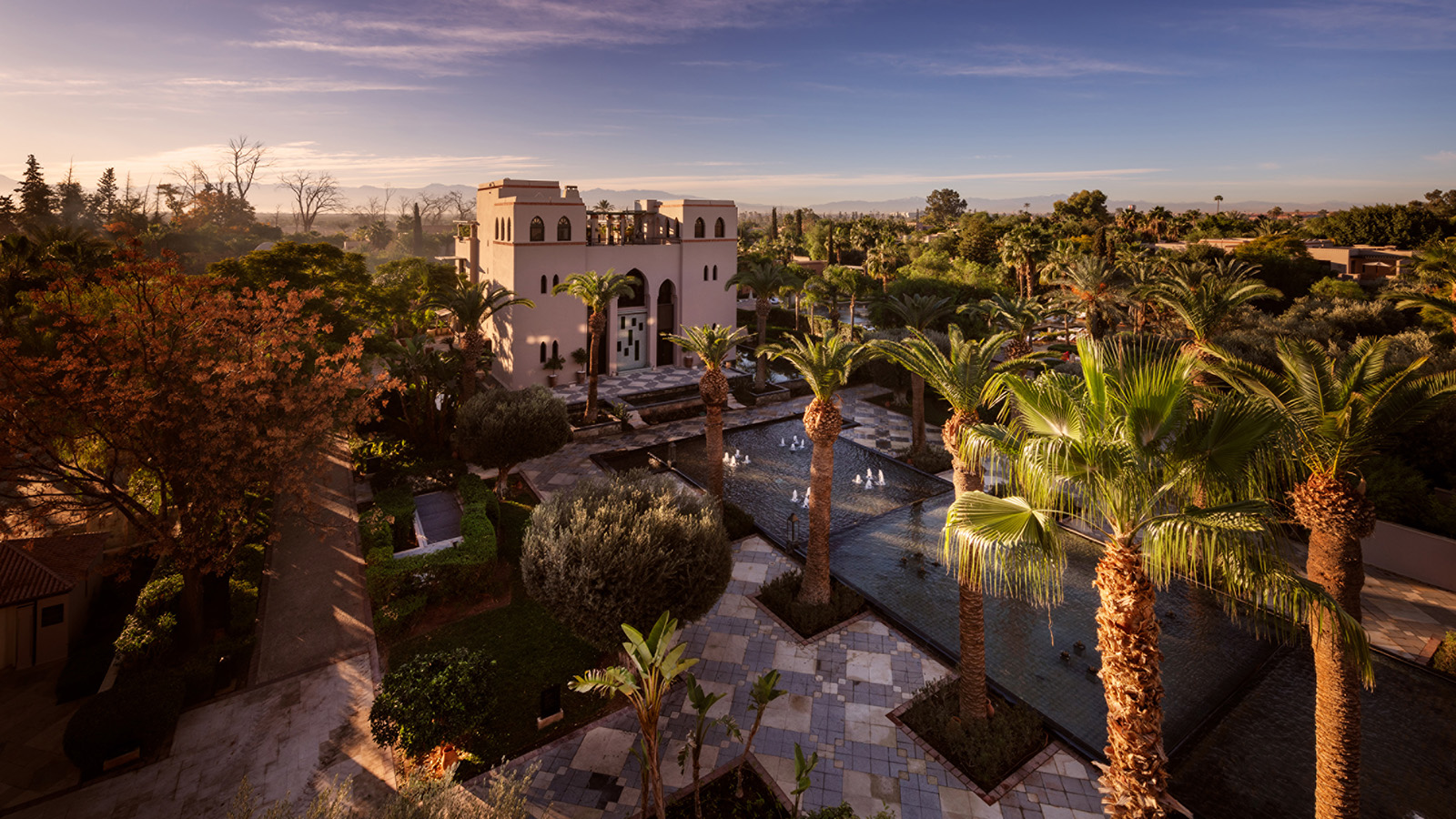 Four Seasons Resort Marrakech – Luftaufnahme Resort und Gärten bei Sonnenuntergang