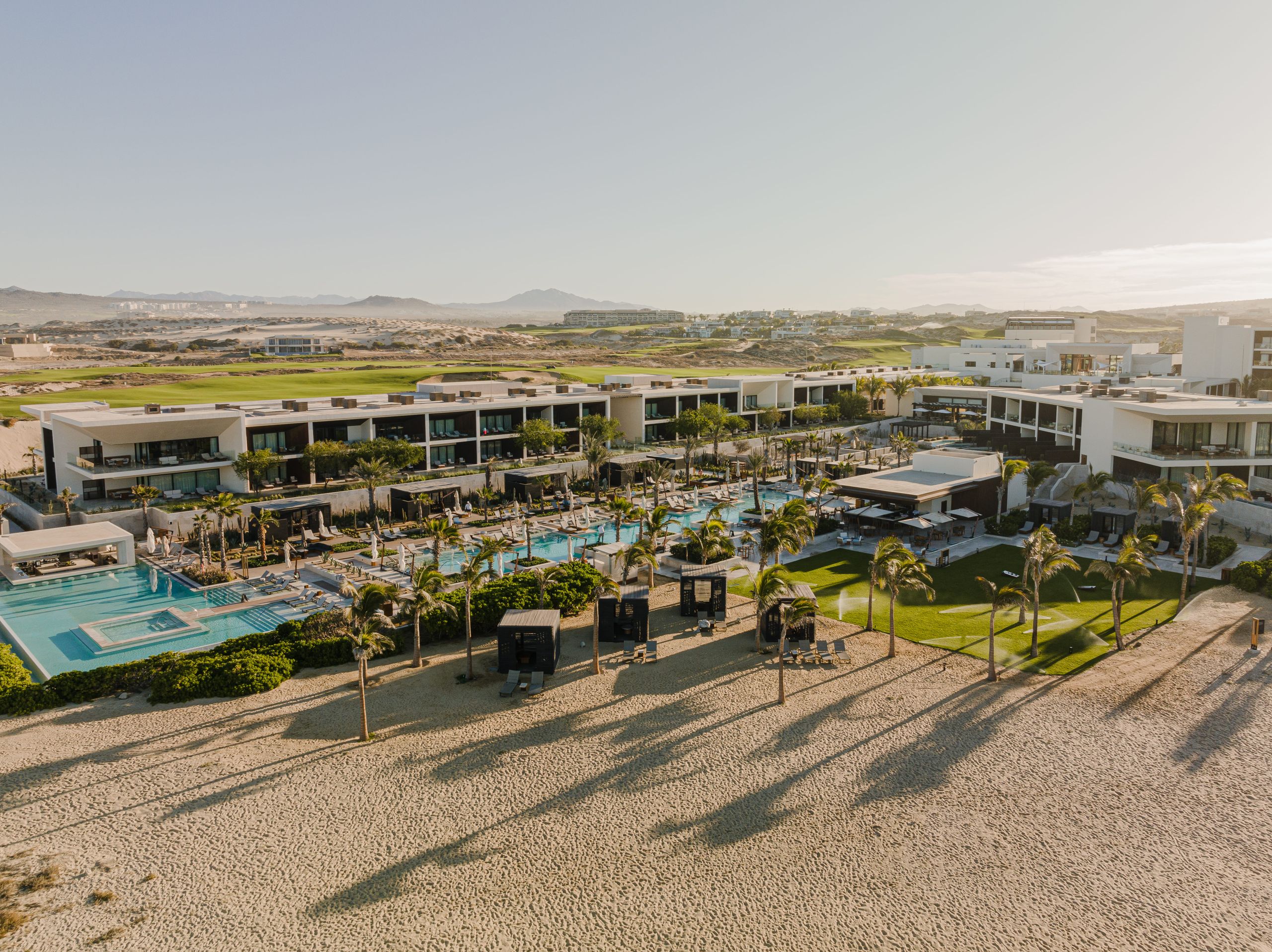 Nobu Hotel Los Cabos – Luftaufnahme der Hotelanlage mit Pools und Strand