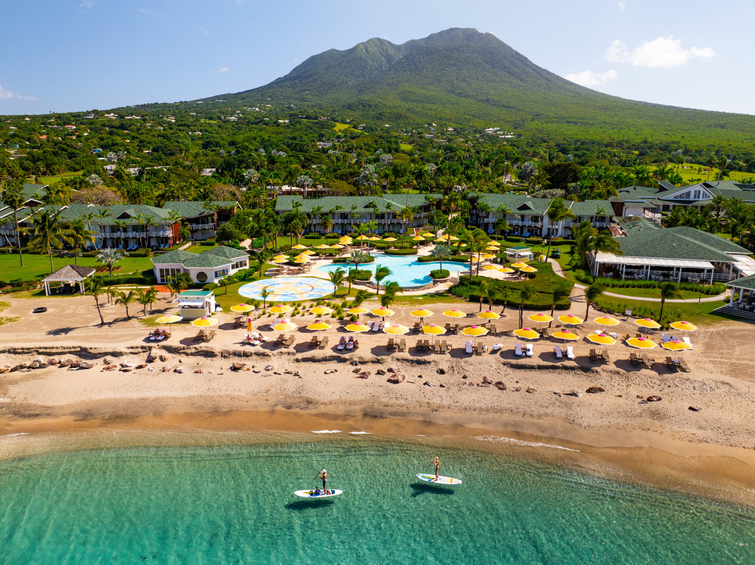 Four Seasons Resort - Nevis – Luftaufnahme: Strand und Resort vor dem Nevis Peak