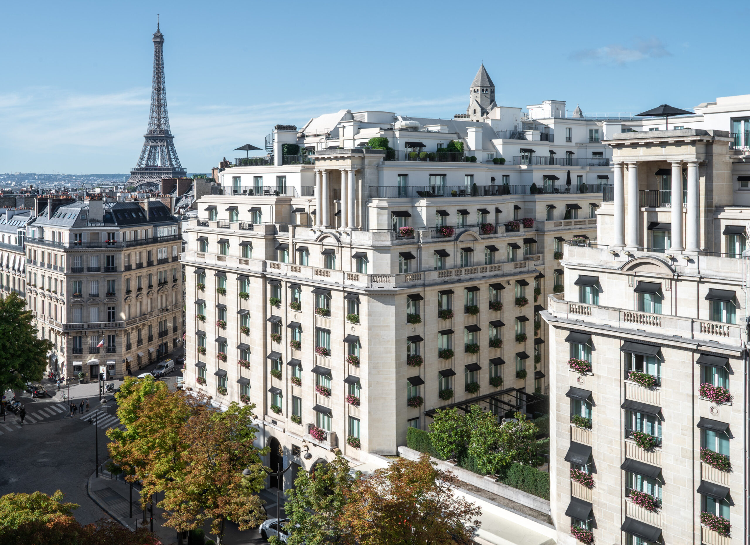 Four Seasons Hotel George V – Hotelfassade mit Eiffelturm im Hintergrund