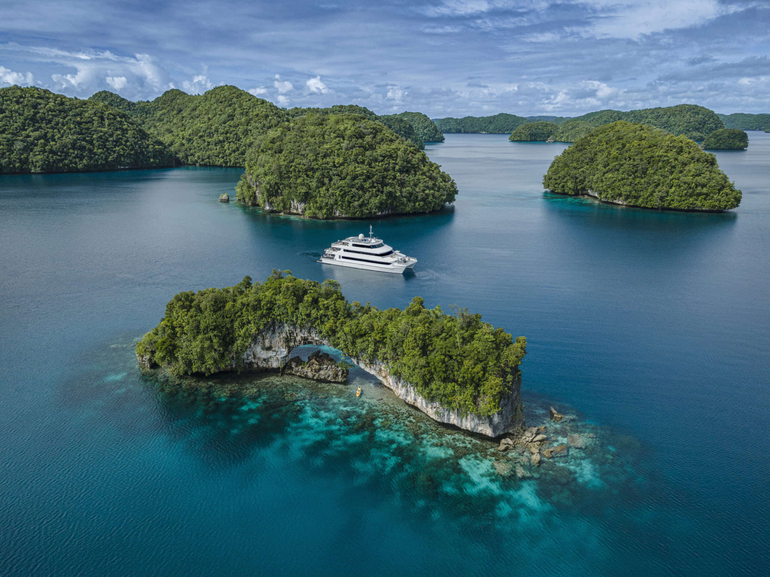 Four Seasons Explorer – Luftaufnahme: Four Seasons Explorer zwischen den Rock Islands