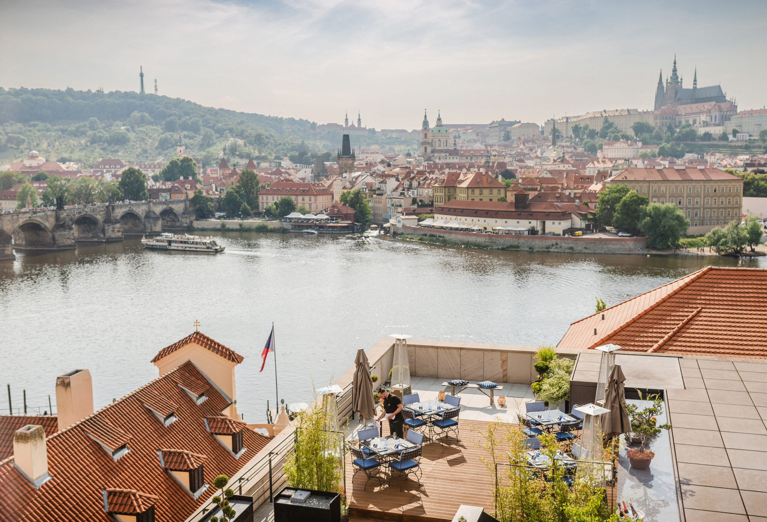 Four Seasons Hotel Prague – Dachterrasse mit Blick auf Moldau und Prager Burg