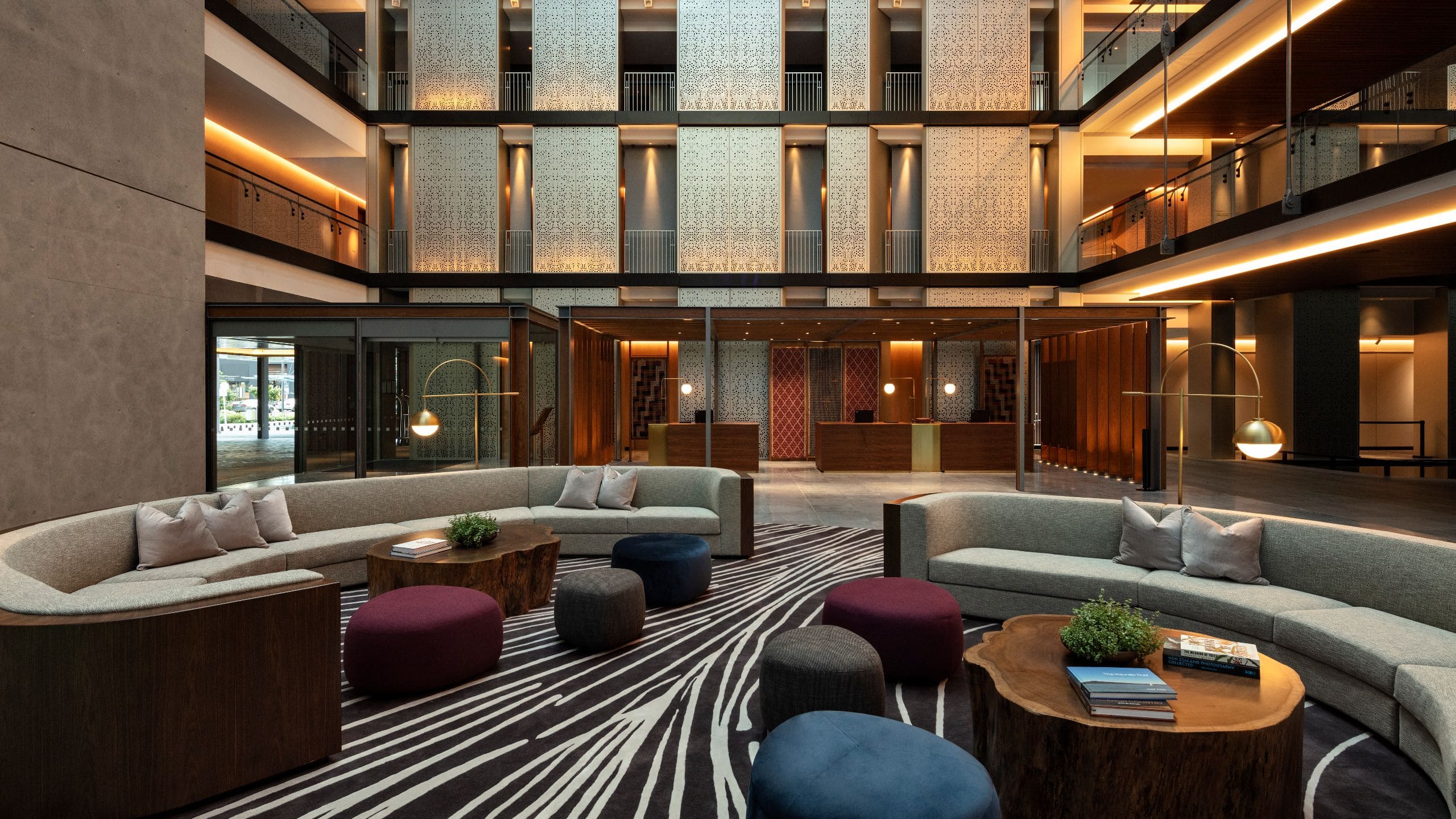 Lobby im siebengeschossigen Atrium