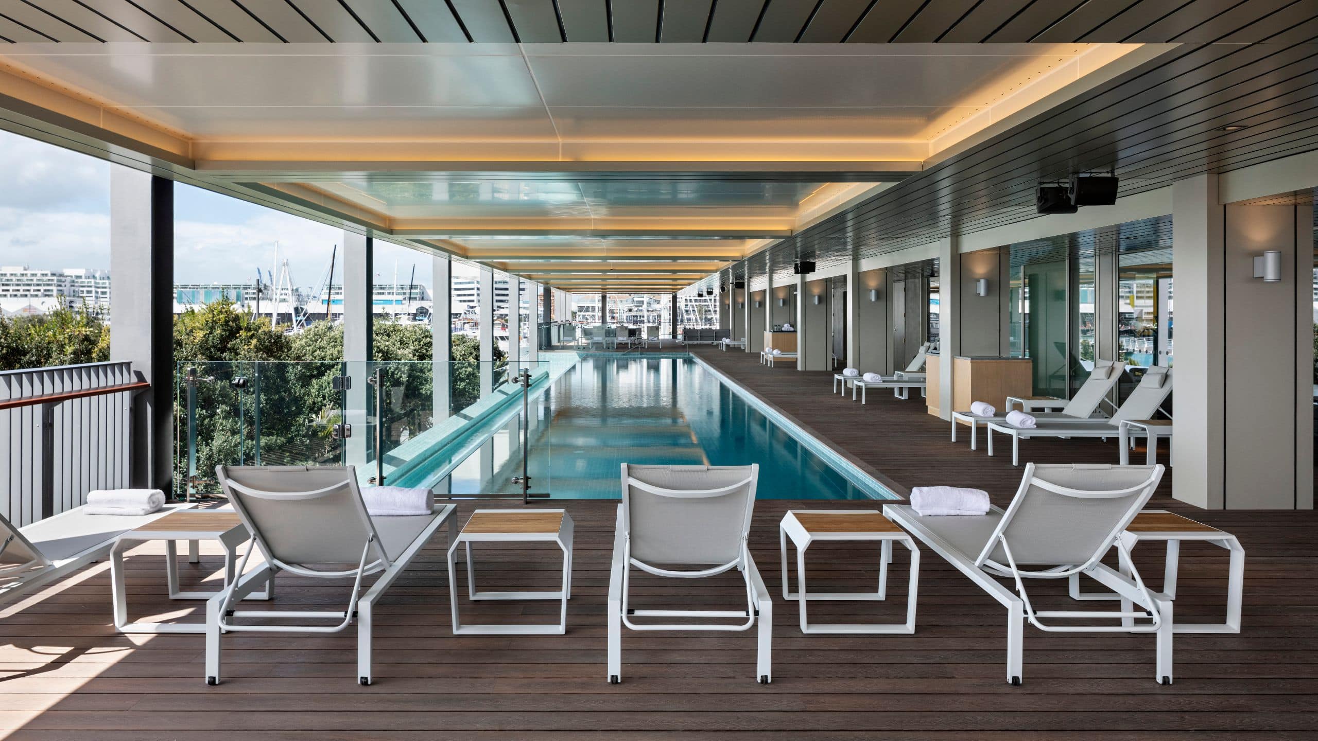 25-Meter-Infinity-Pool mit Sonnendeck