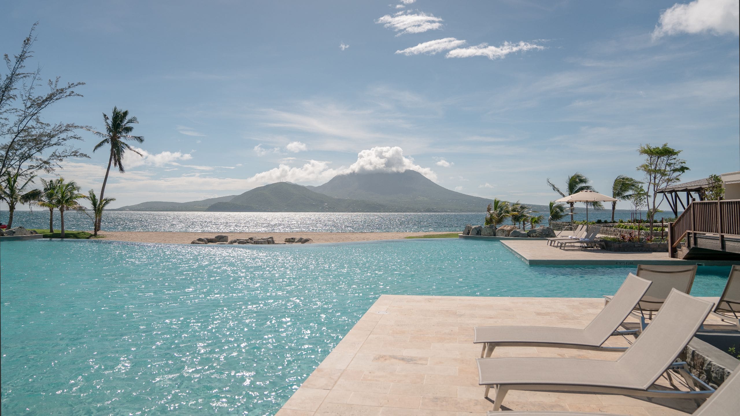 Park Hyatt St. Kitts Christophe Harbour – Lagunenpool mit Blick auf den Nevis Peak
