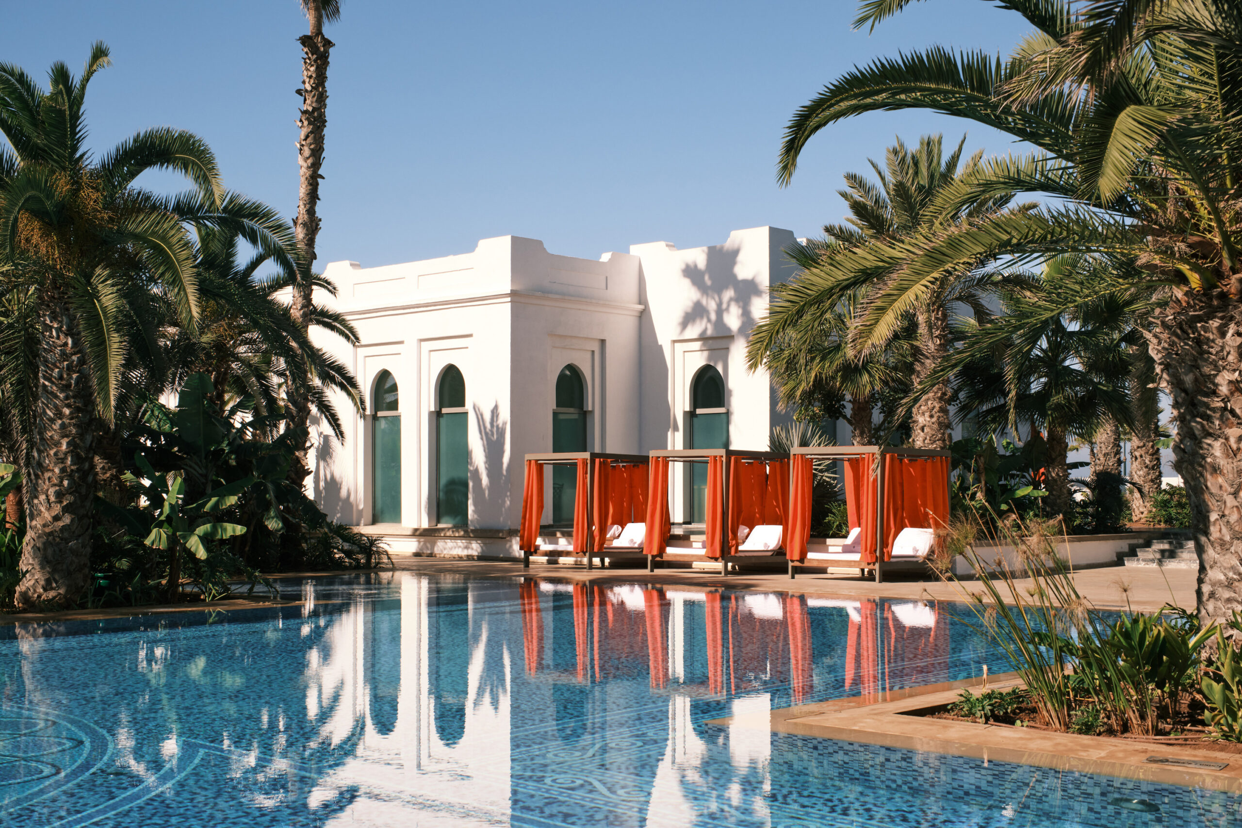 Four Seasons Hotel Rabat At Kasr Al Bahr – Pool mit Palastgebäude und Palmen