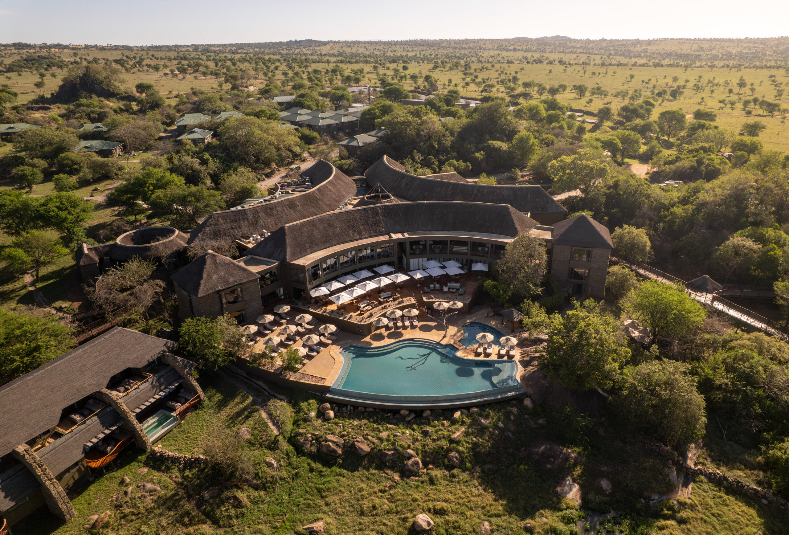 Four Seasons Safari Lodge Serengeti – Luftaufnahme der Lodge mit Infinity-Pool in der Serengeti