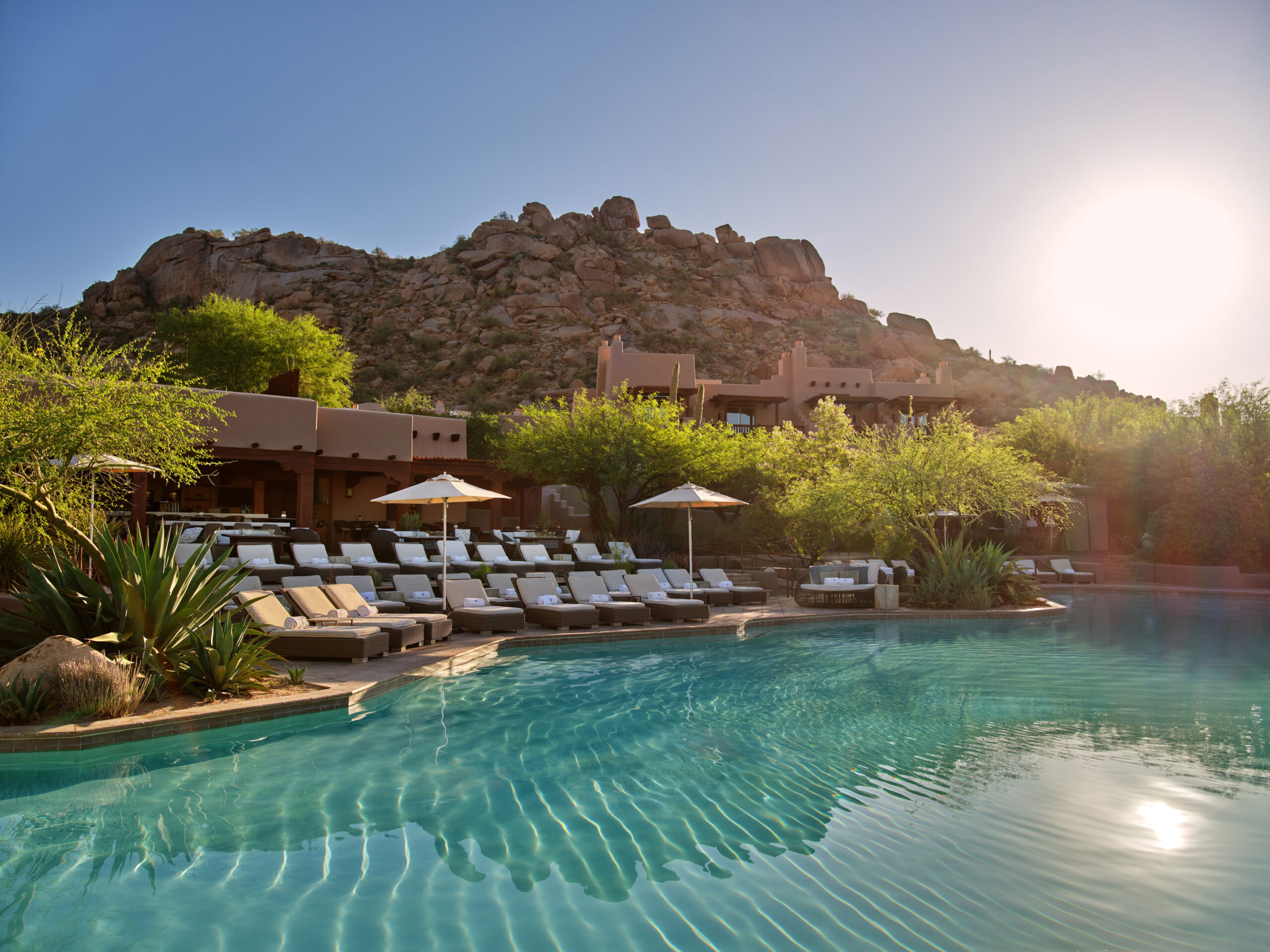 Four Seasons Resort Scottsdale at Troon North – Resortpool vor Wüstenfelsen im Abendlicht