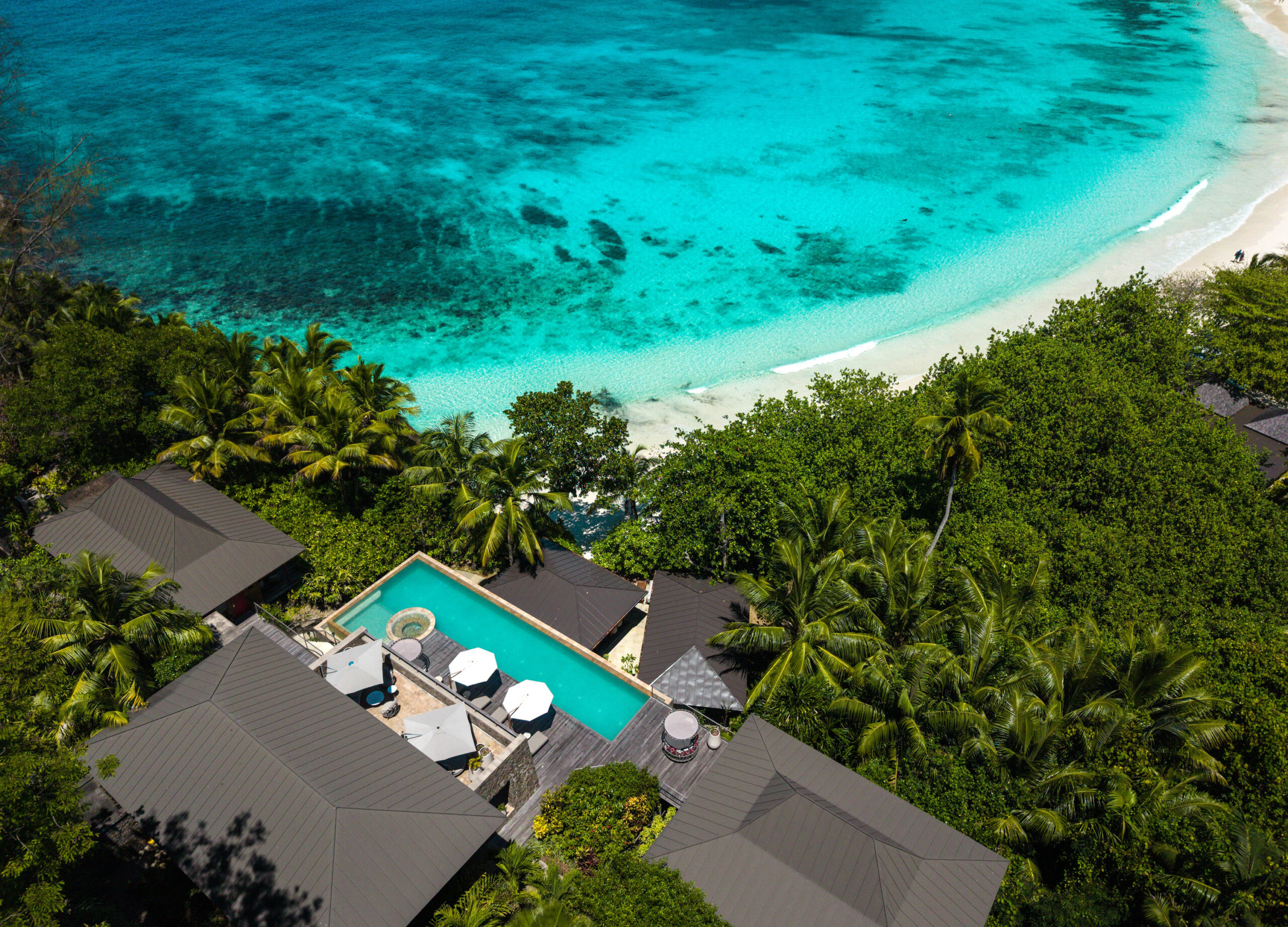 Four Seasons Resort Seychelles – Luftaufnahme: Villen mit Pool über der Bucht Petite Anse