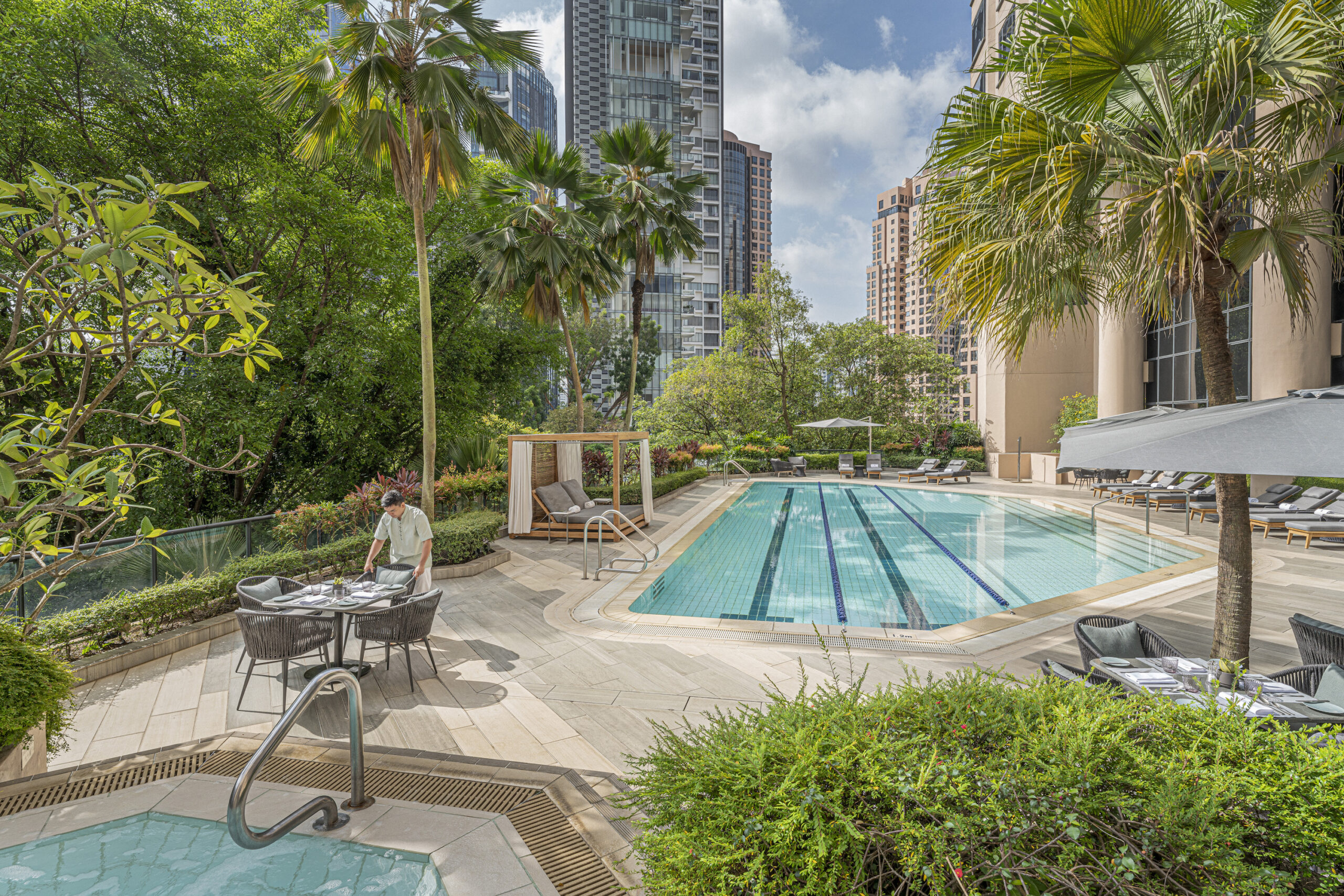Four Seasons Hotel Singapore – Außenpool im tropischen Garten