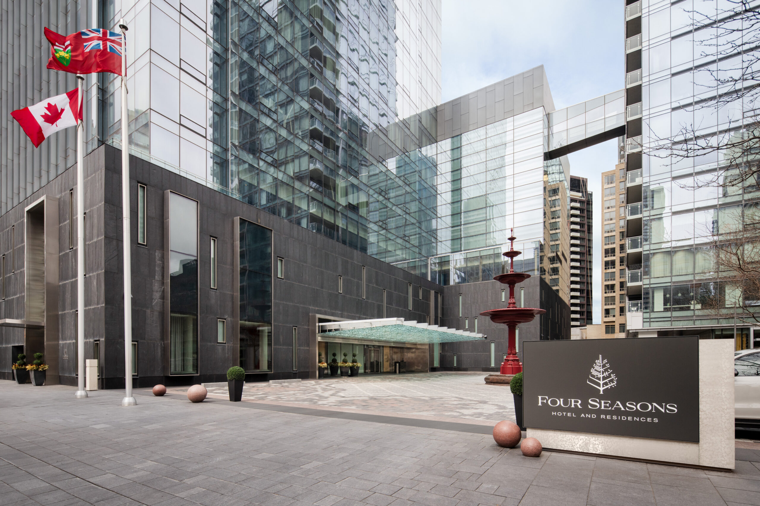 Four Seasons Hotel Toronto – Außenansicht mit Hoteleingang in Yorkville