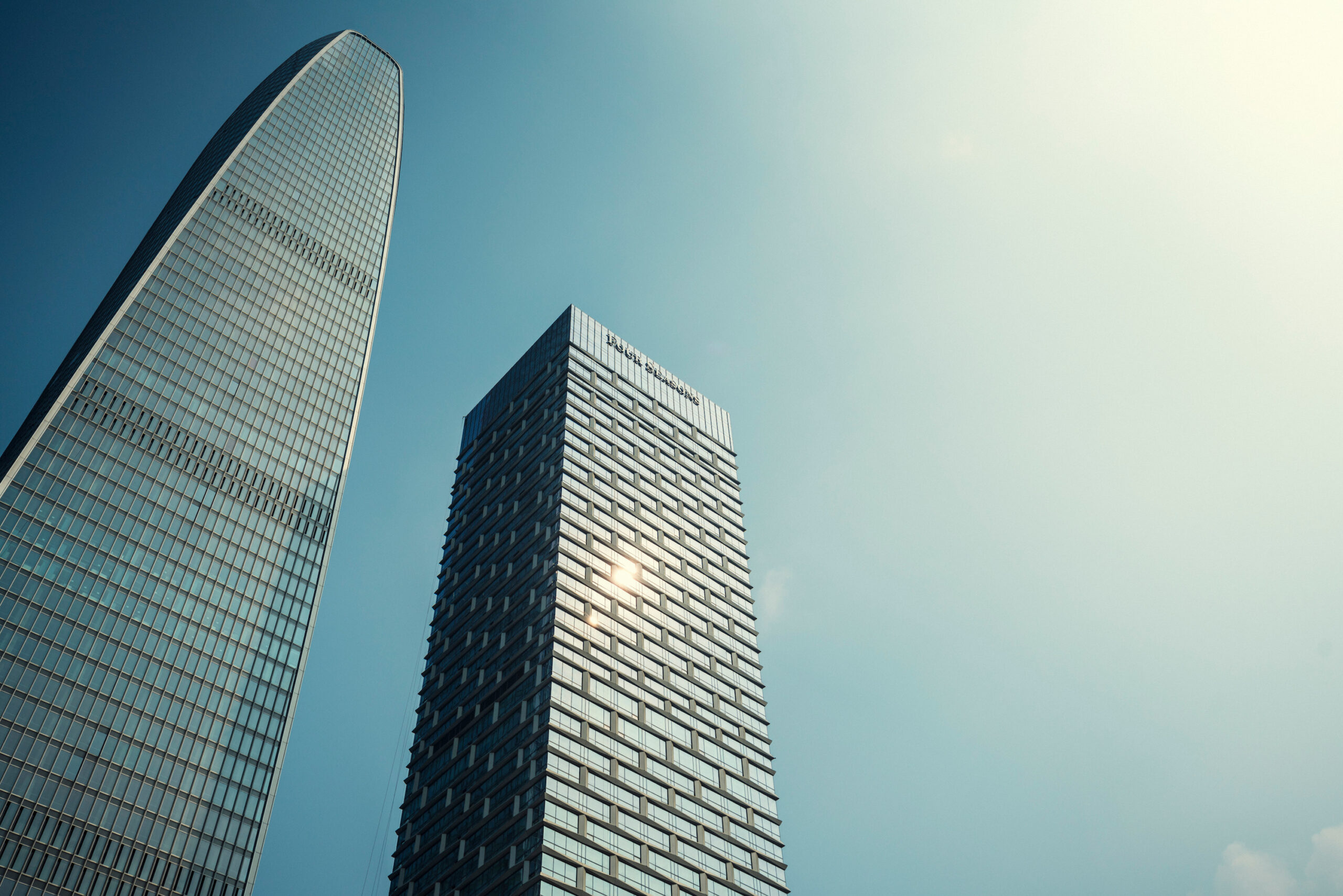 Four Seasons Hotel Tianjin – Außenansicht der Hoteltürme von unten