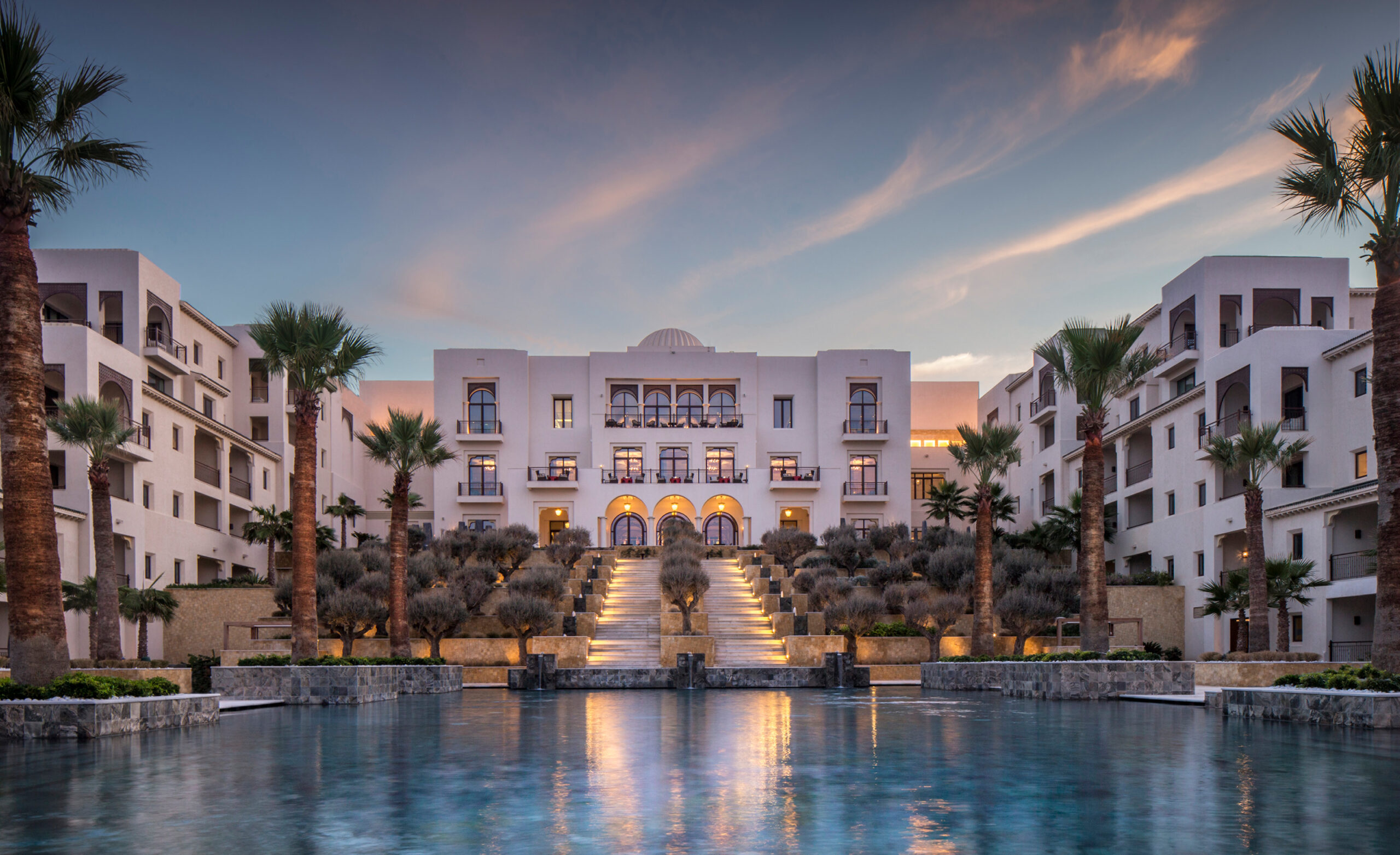 Four Seasons Hotel Tunis – Hotelanlage mit Pool in der Abenddämmerung