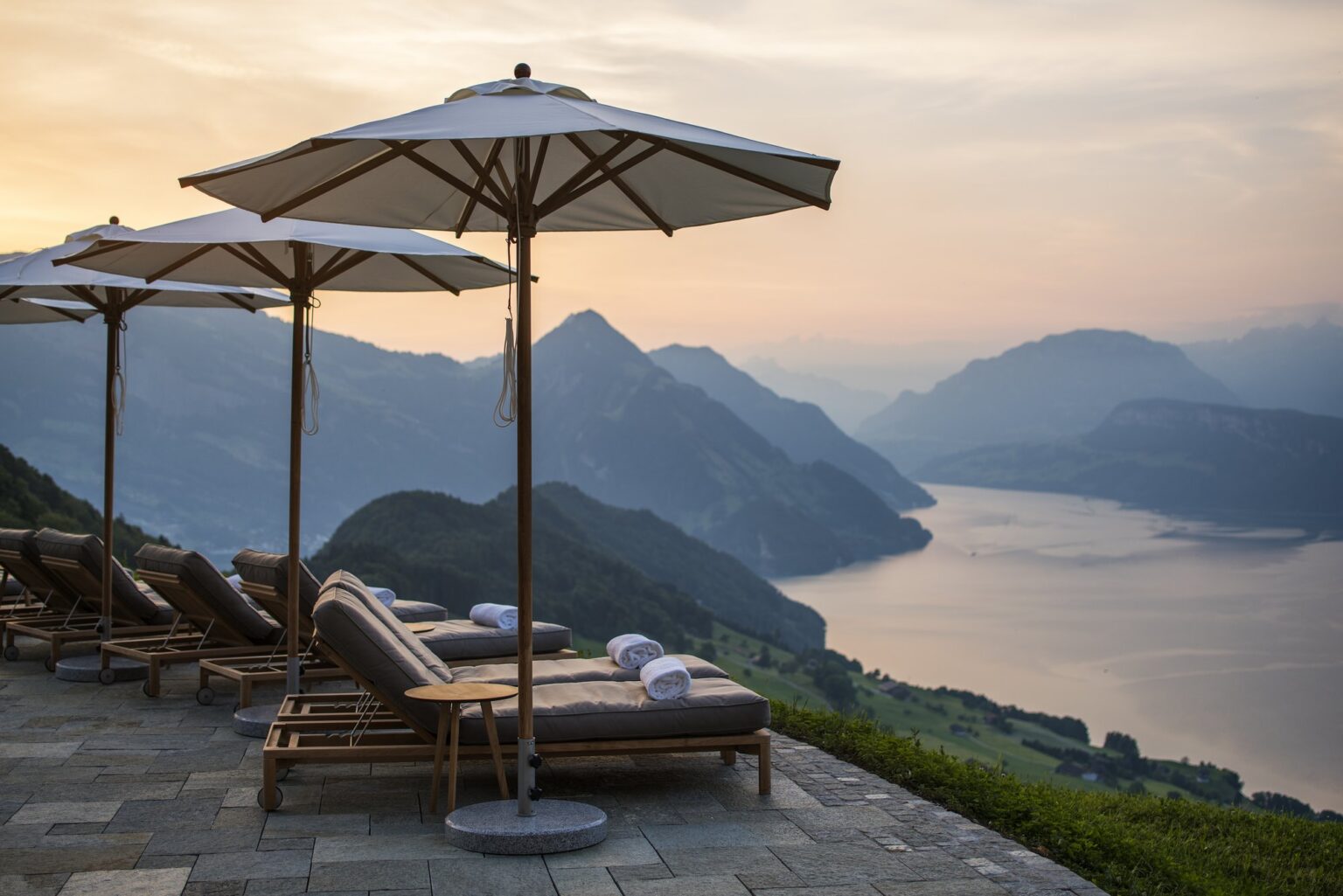 Spa-Terrasse über dem Vierwaldstättersee im Abendlicht